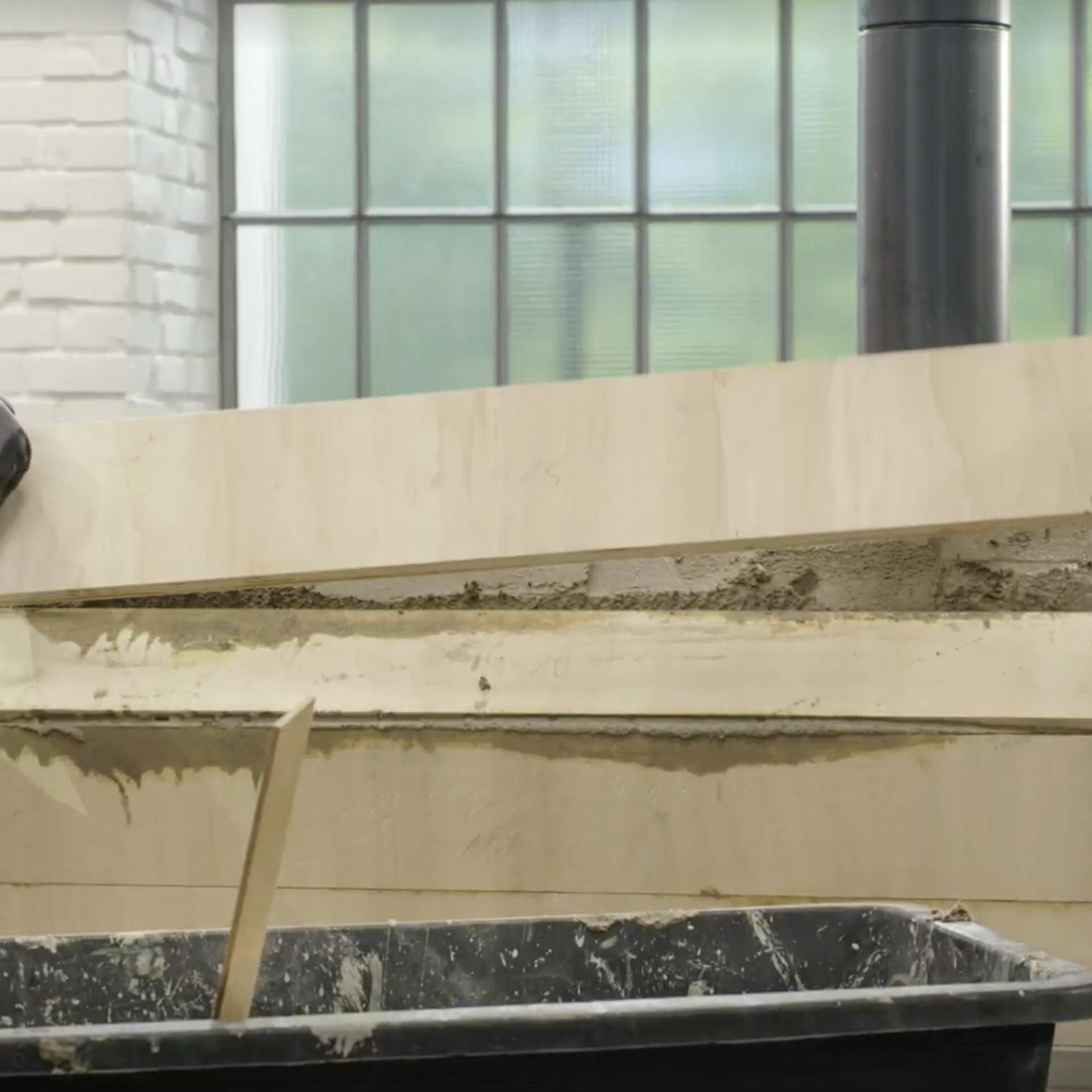 Prkno bednění je přišroubováváno k peci.