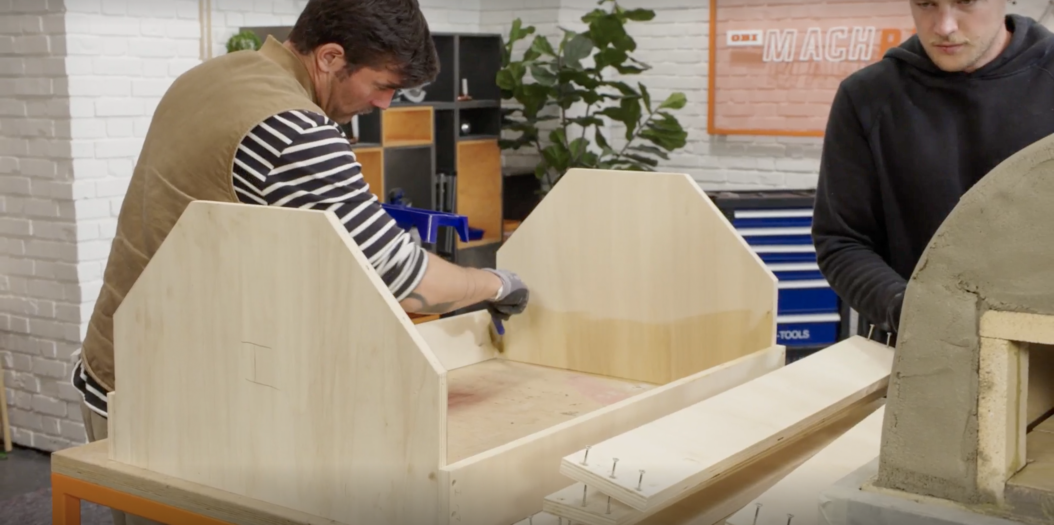 Naolejování bednění štětcem.