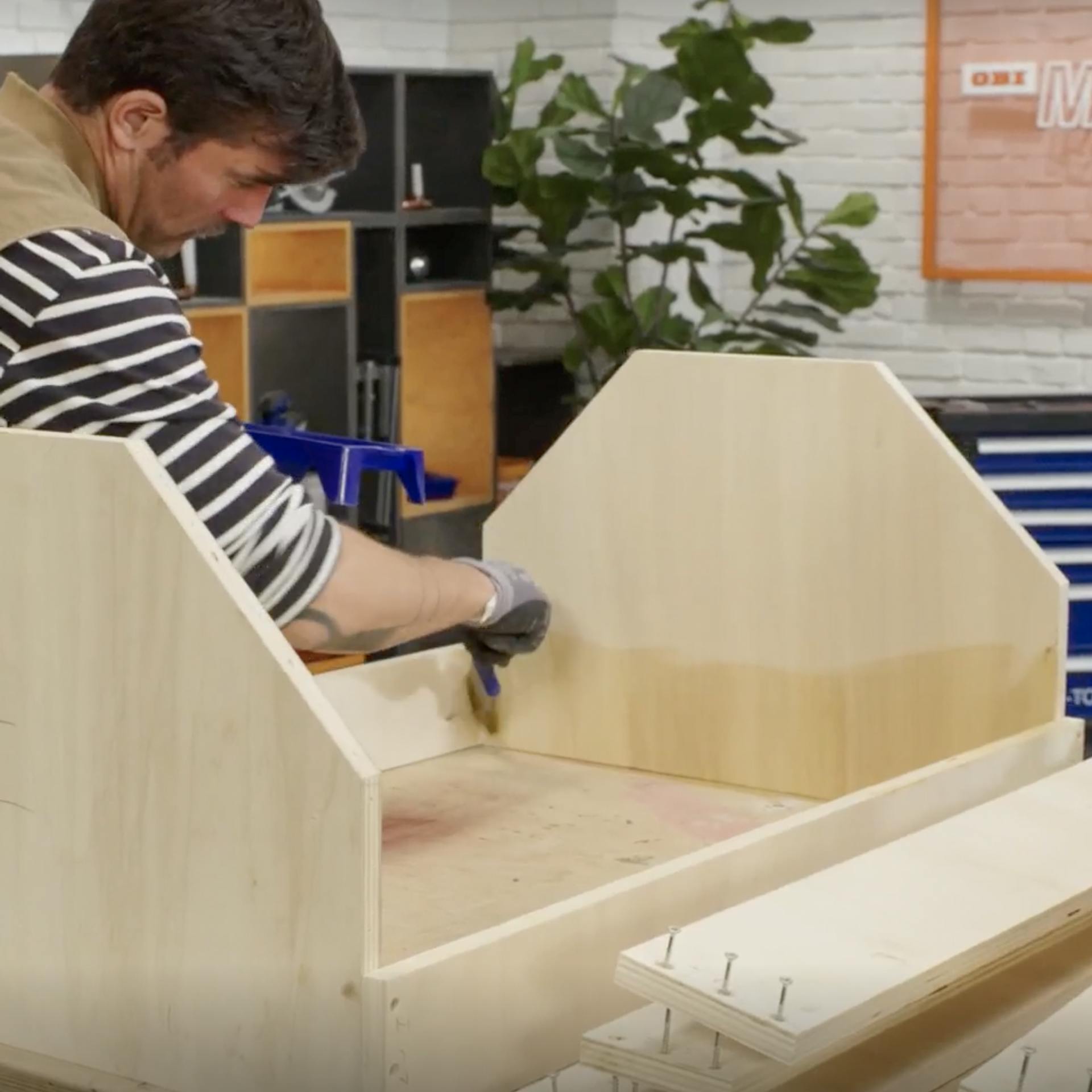 Naolejování bednění štětcem.