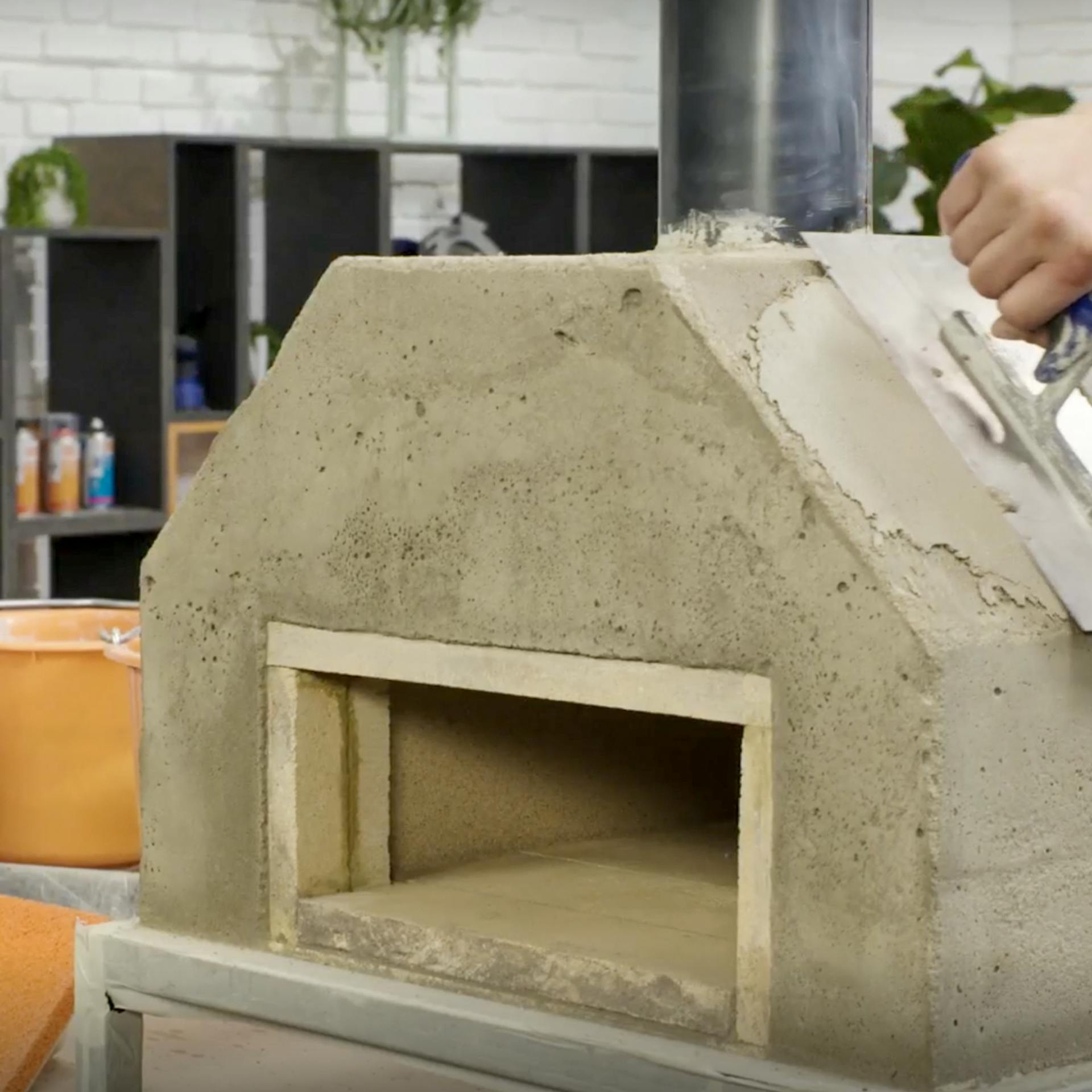 Nanášení malty pomocí zednické lžíce.