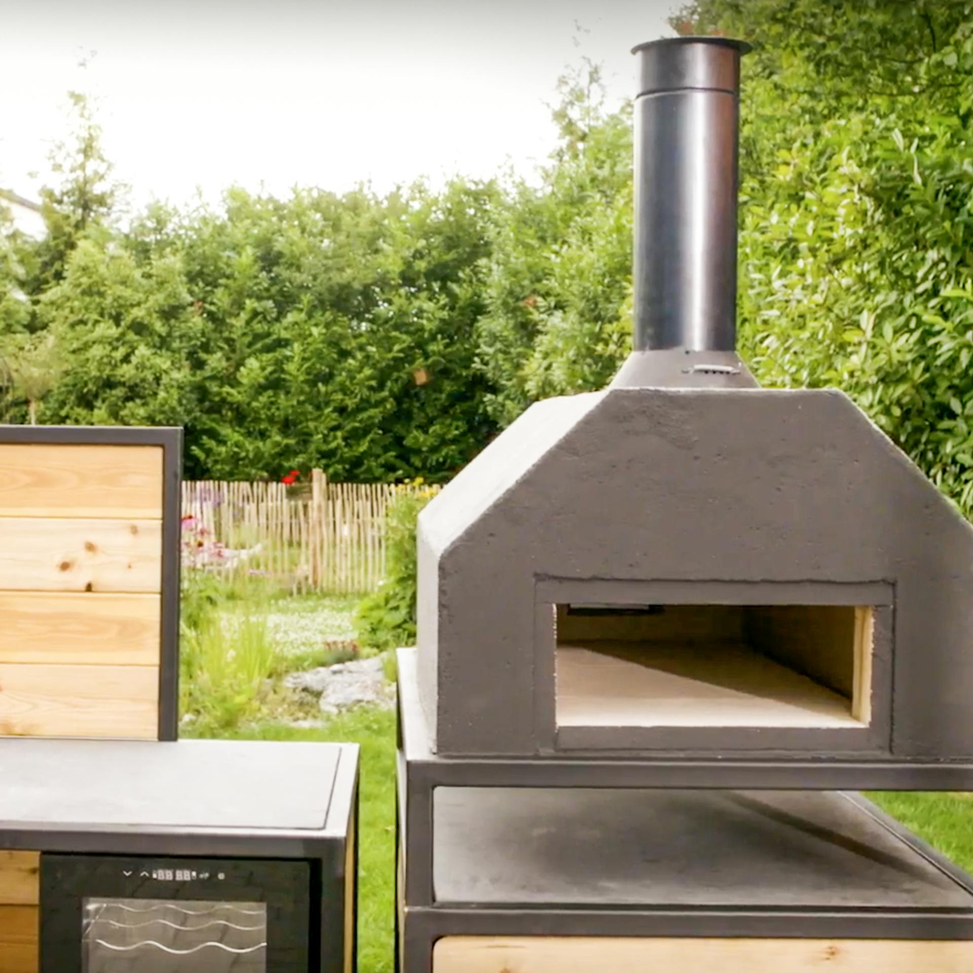 Un forno per pizza fai da te integrato nella cucina esterna.