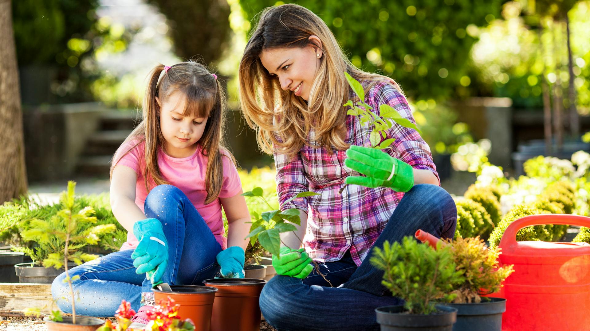 Una mamma pratica il giardinaggio con la figlia