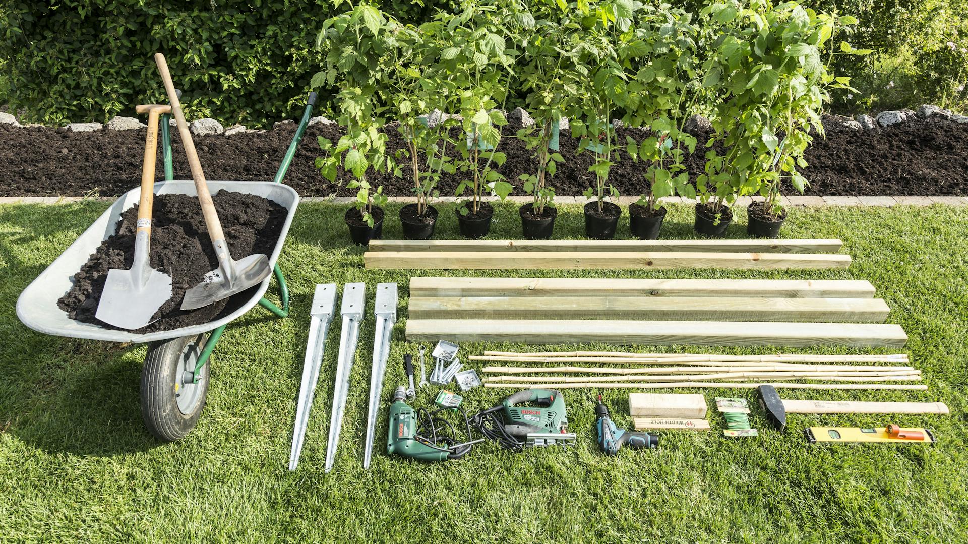 Das Material für eine Rankhilfe für Himbeeren liegt bereit.