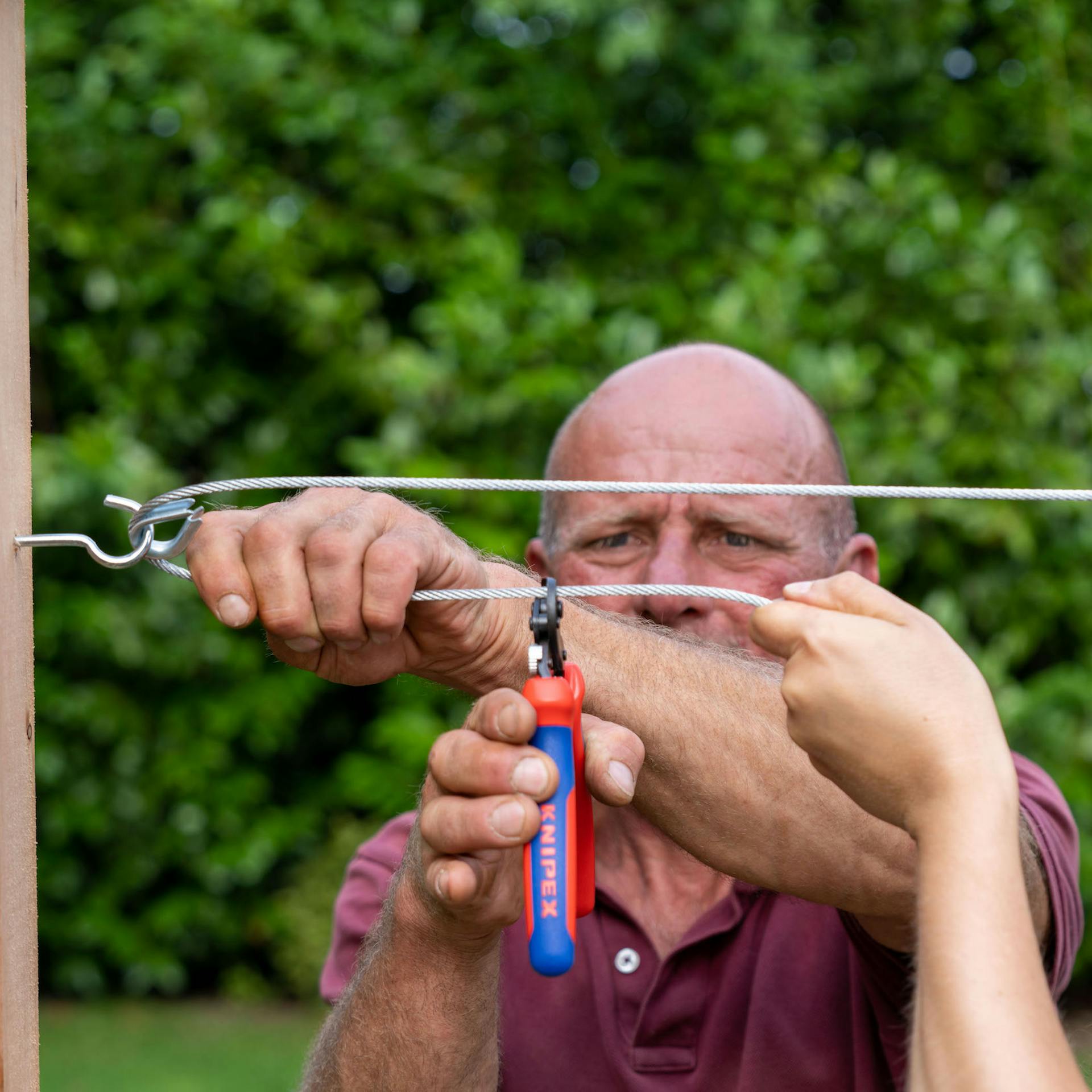 A drótot drótvágóval vágják le.
