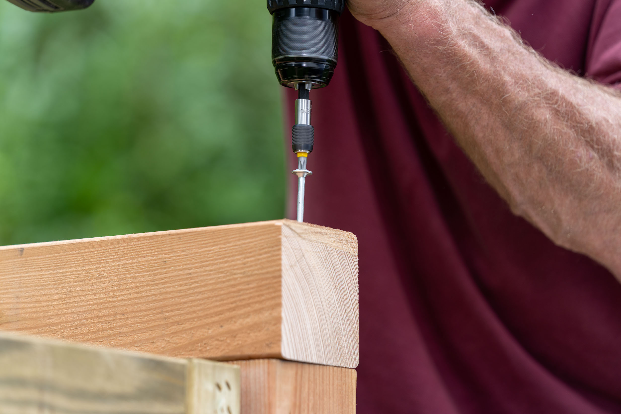 Két gerendát összecsavaroznak egy részben menetes csavarral.