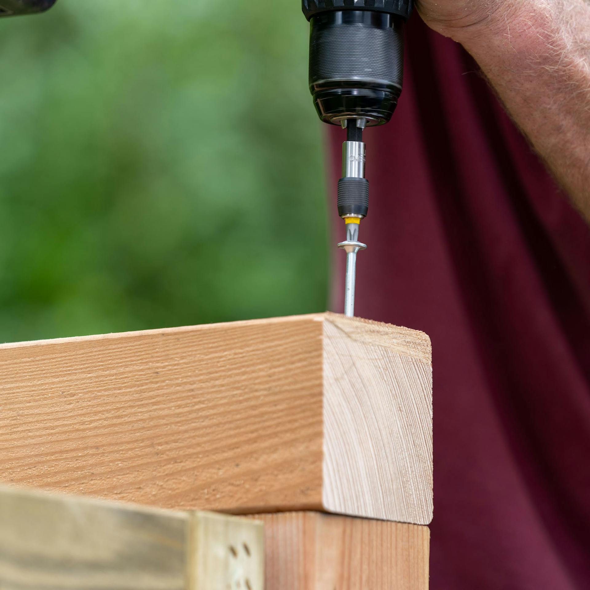 Két gerendát összecsavaroznak egy részben menetes csavarral.