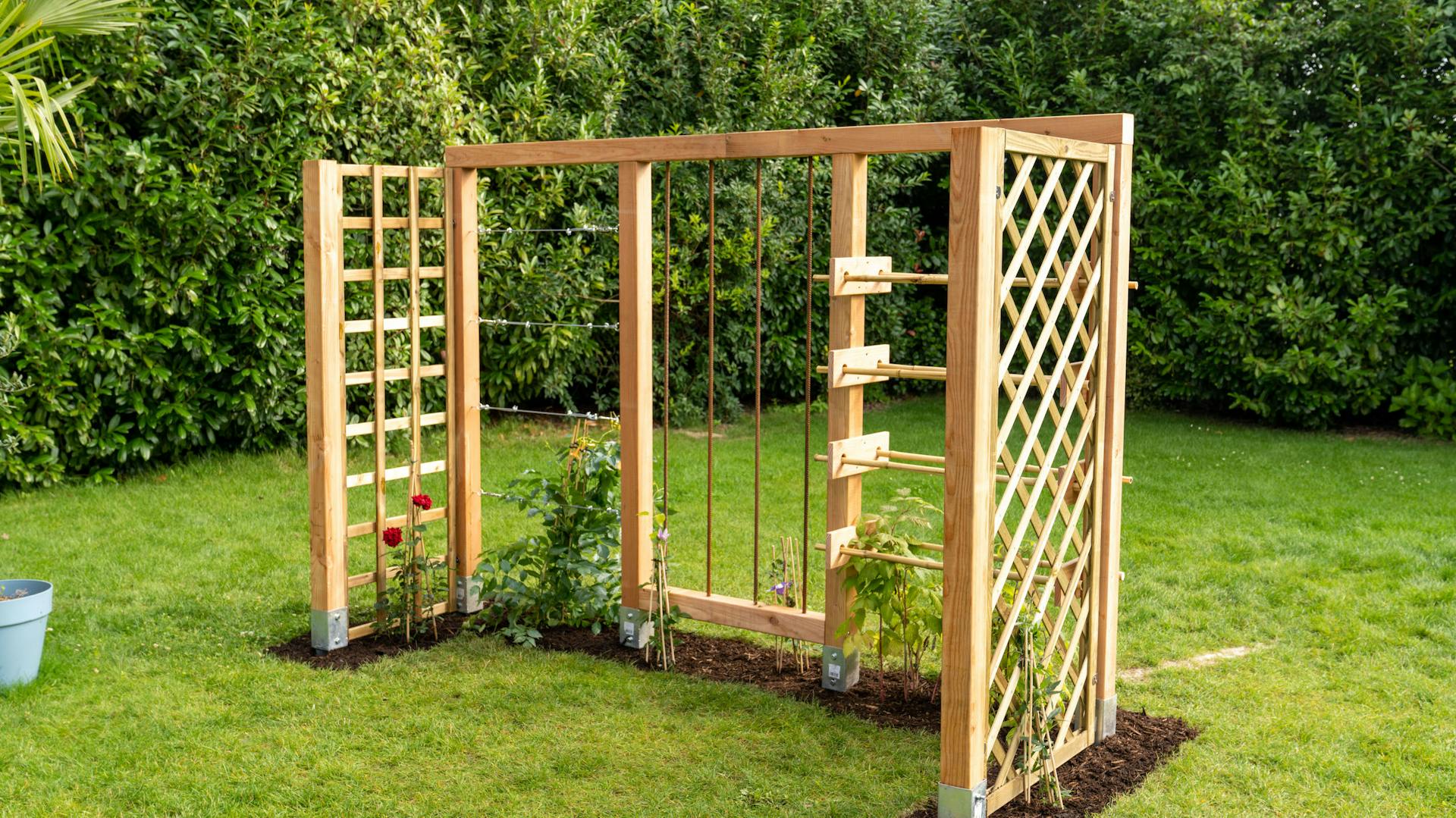 Rankhilfe mit drei Wänden steht im Garten.