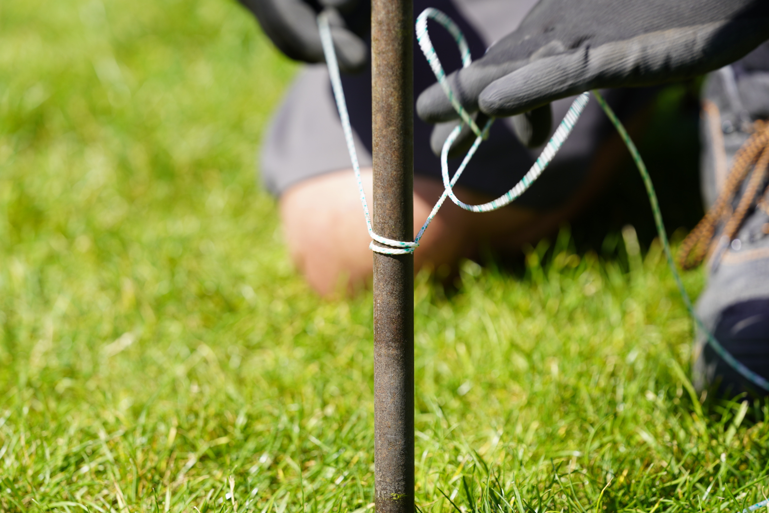 Kőműves zsinórral körbetekerjük a földszeget