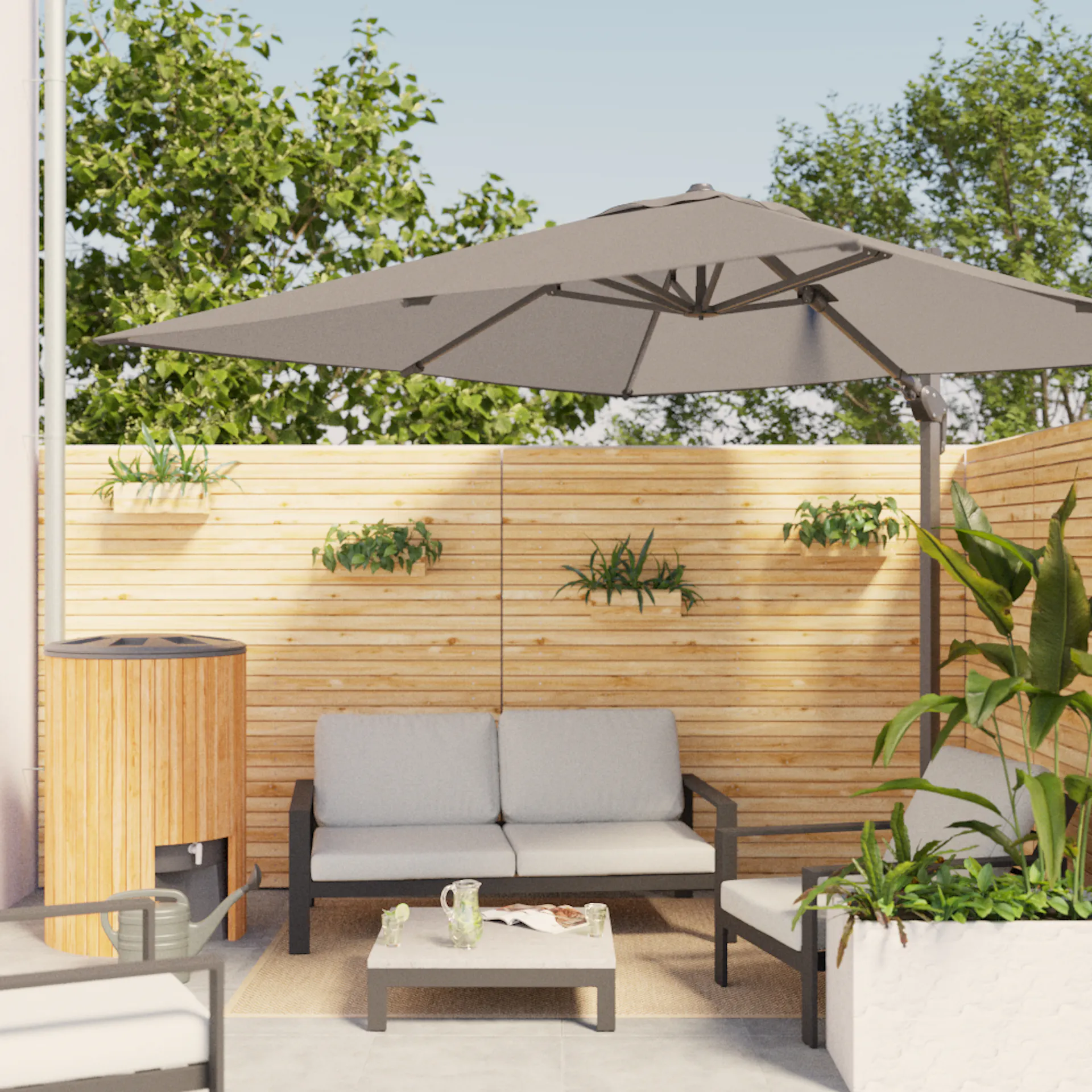 Mit Holz verkleidete Regentonne