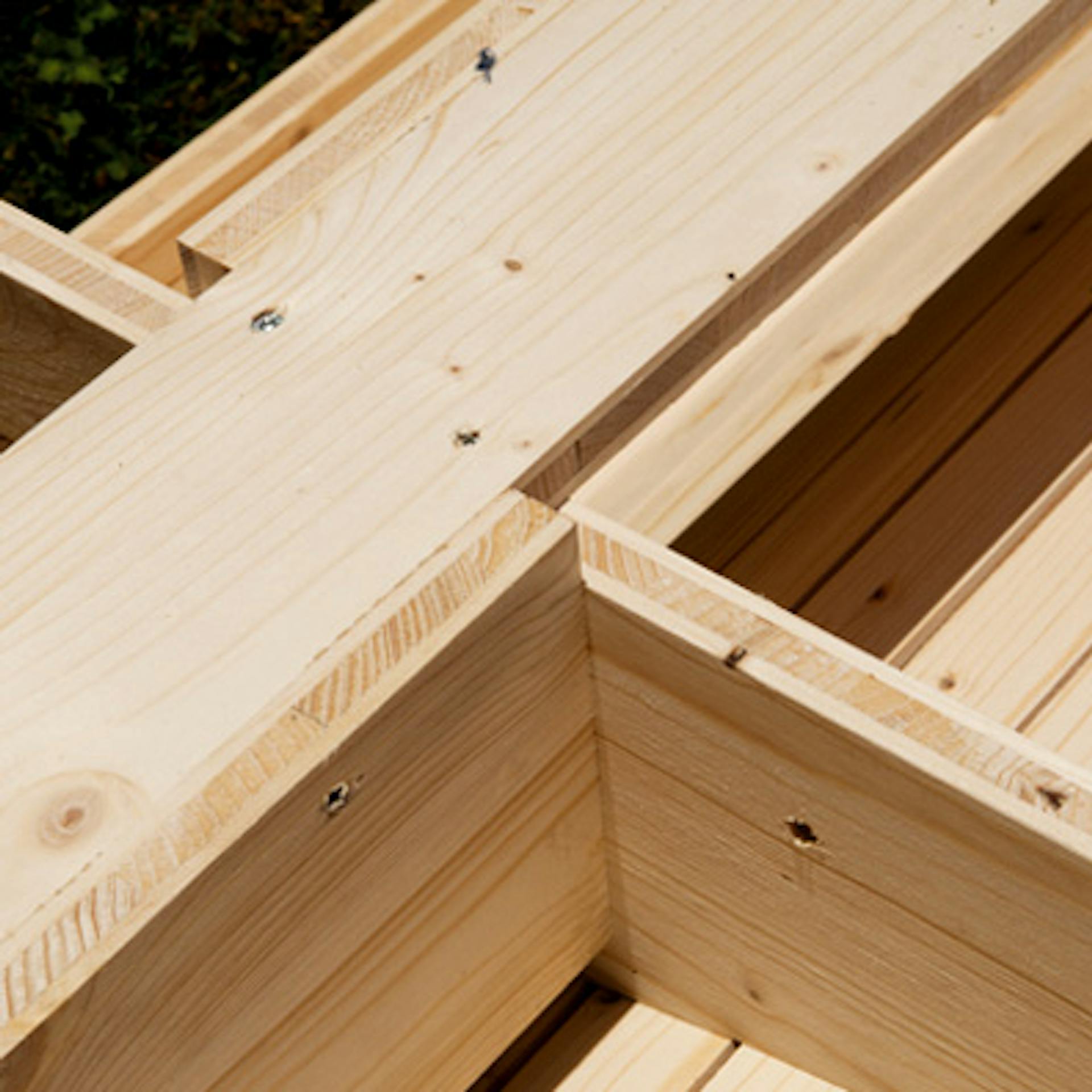 Holzstreben für Unterkonstruktion der Hollywoodschaukel wurden rechtwinklig verschraubt.