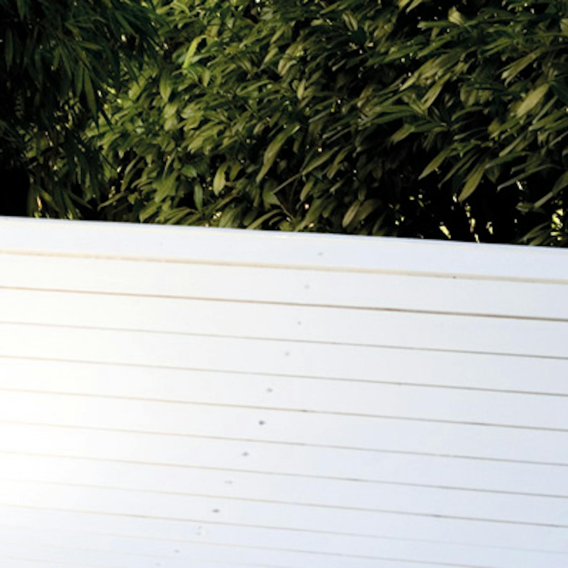 Weiß lackierte Hollywoodschaukel