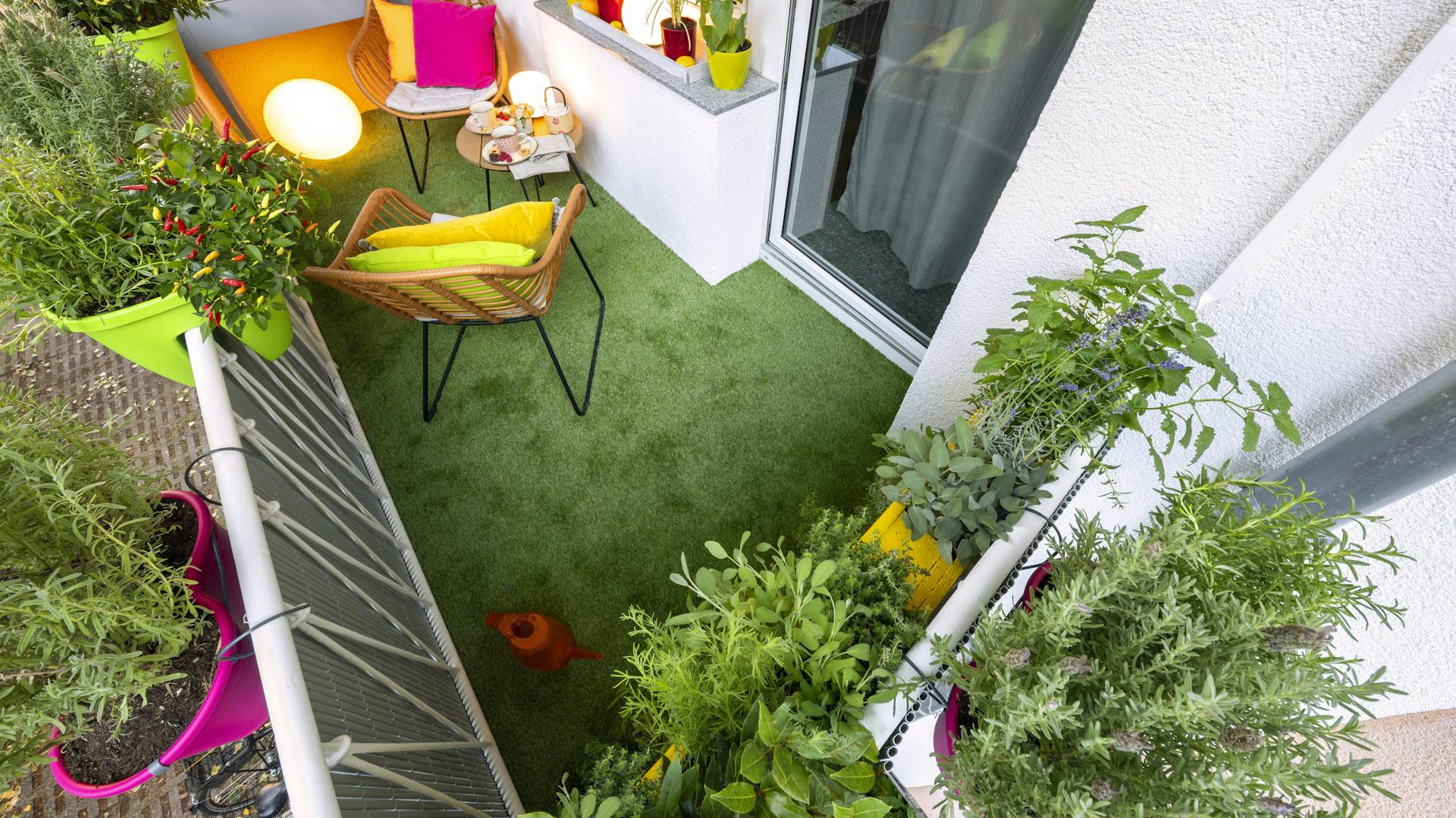 Kräuter-Hochbeet aus Palette auf dem Balkon