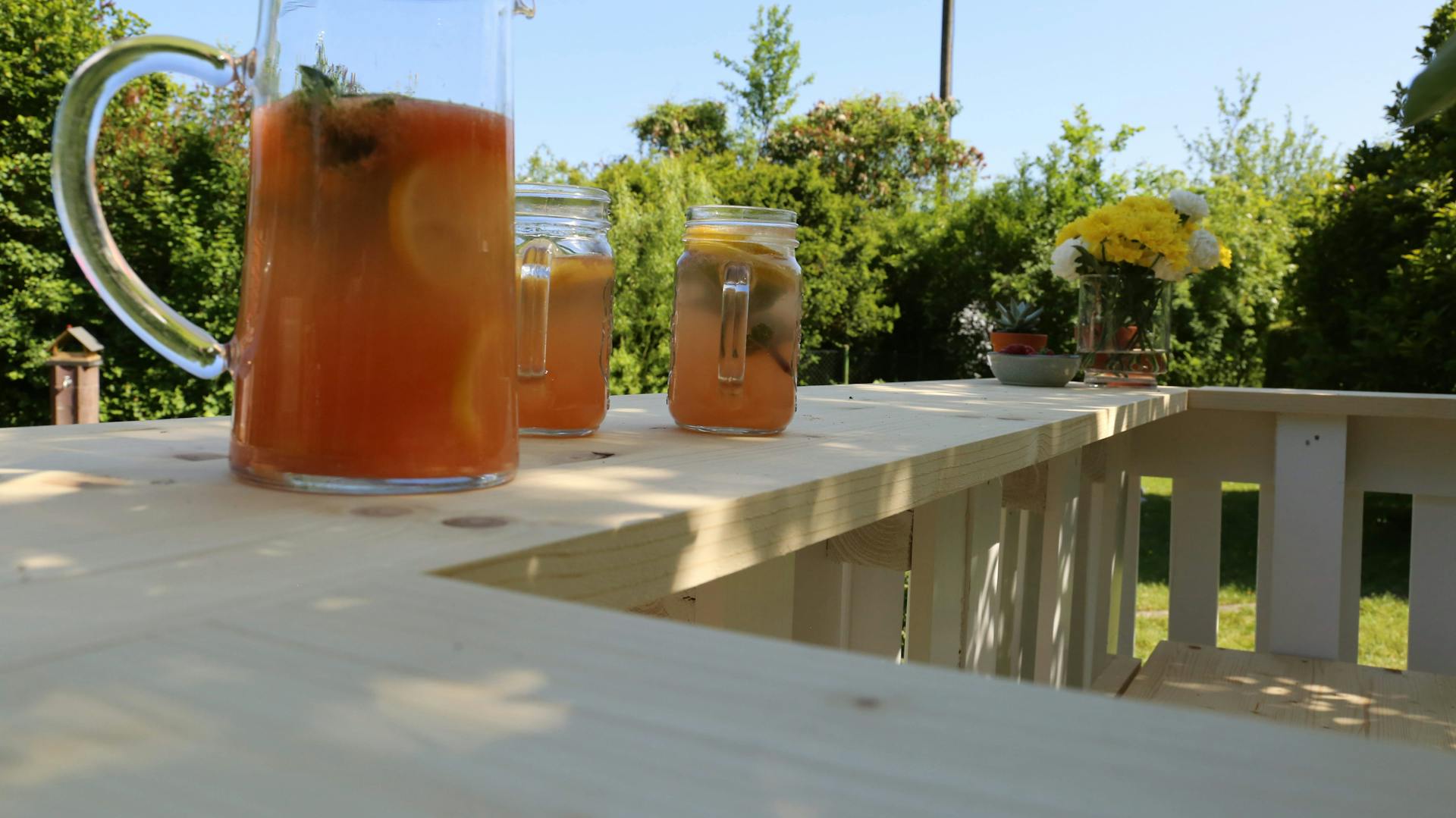 Theke aus Paletten mit Getränken auf Abstellfläche