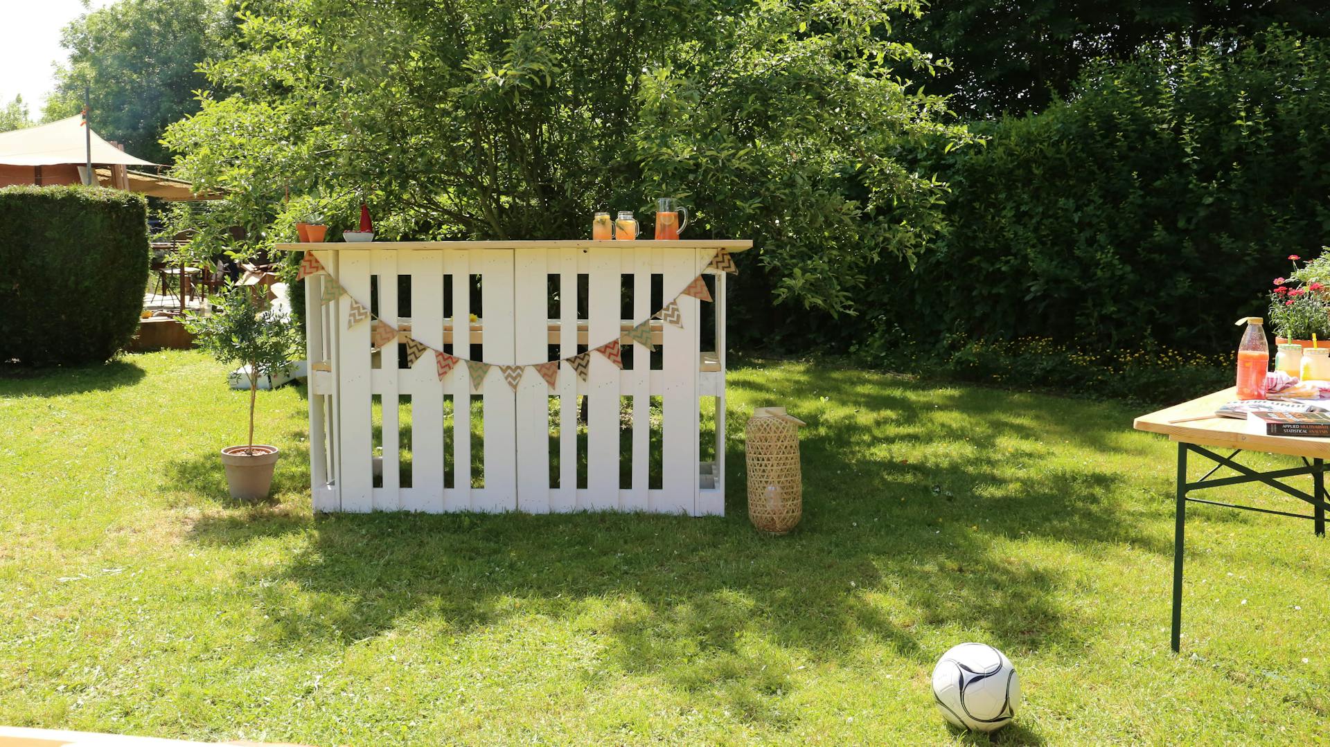 Gartentheke aus Paletten dekoriert in Garten