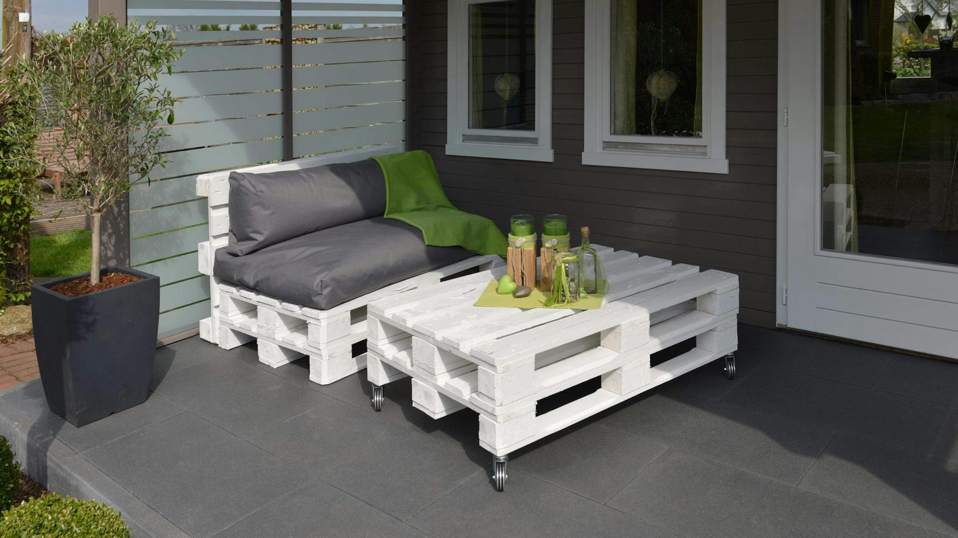 Sofa aus Paletten und Tisch aus Paletten auf der Terrasse