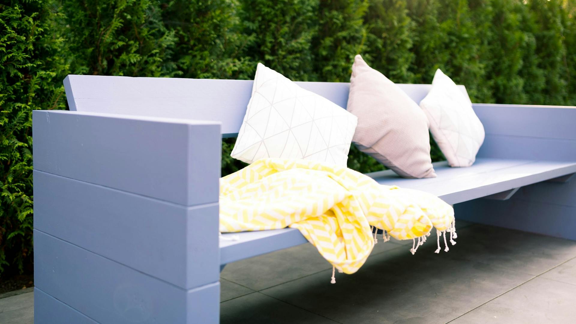 Panca da giardino fai da te blu con cuscino e coperta