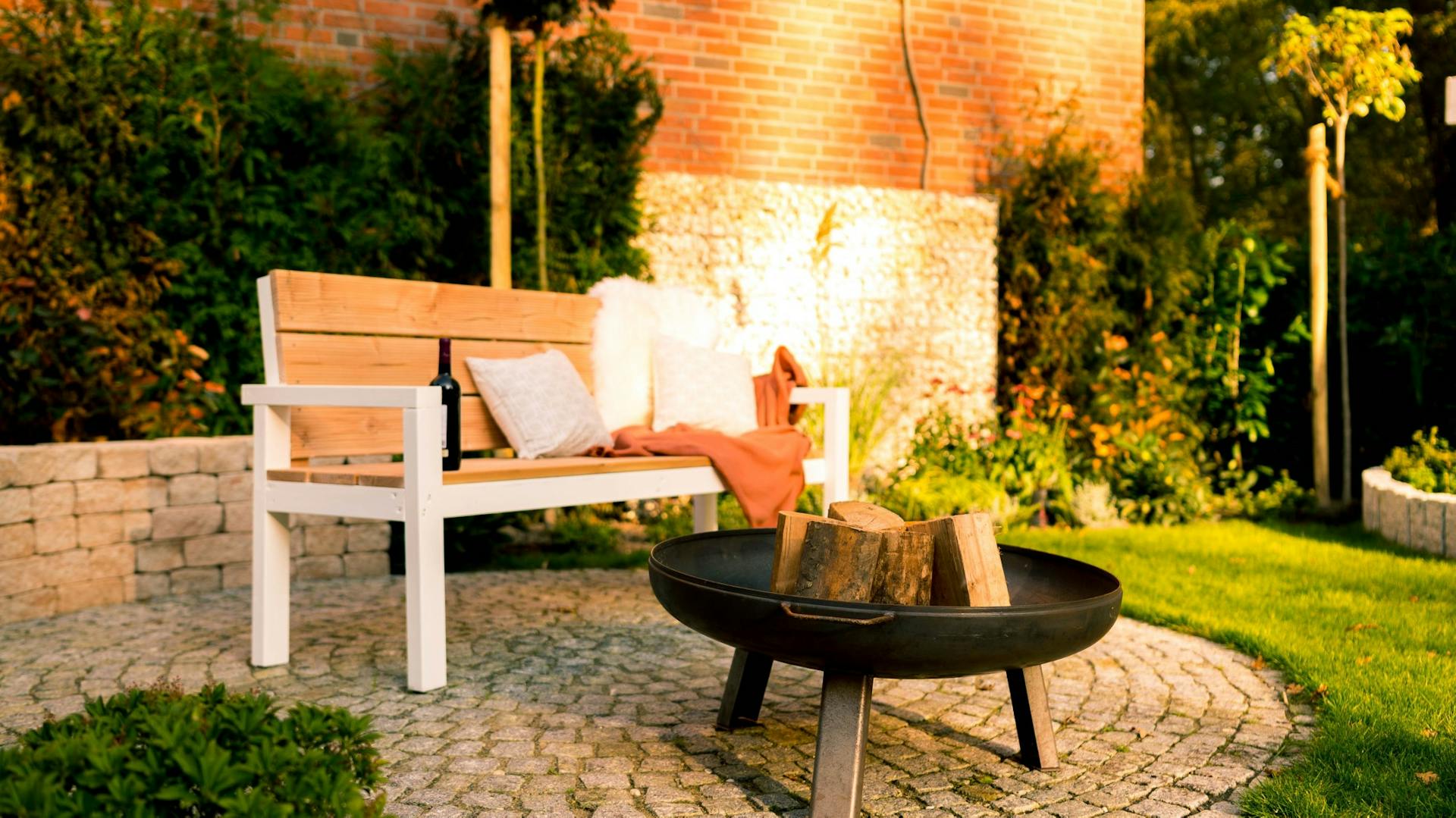 Panca su superficie pavimentata in un giardino dietro al braciere