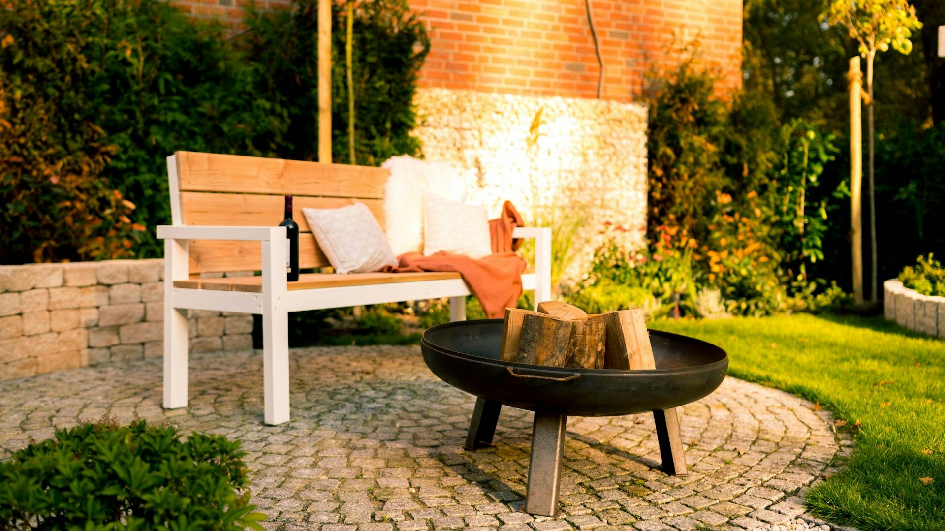 Braciere in giardino accanto alla panchina
