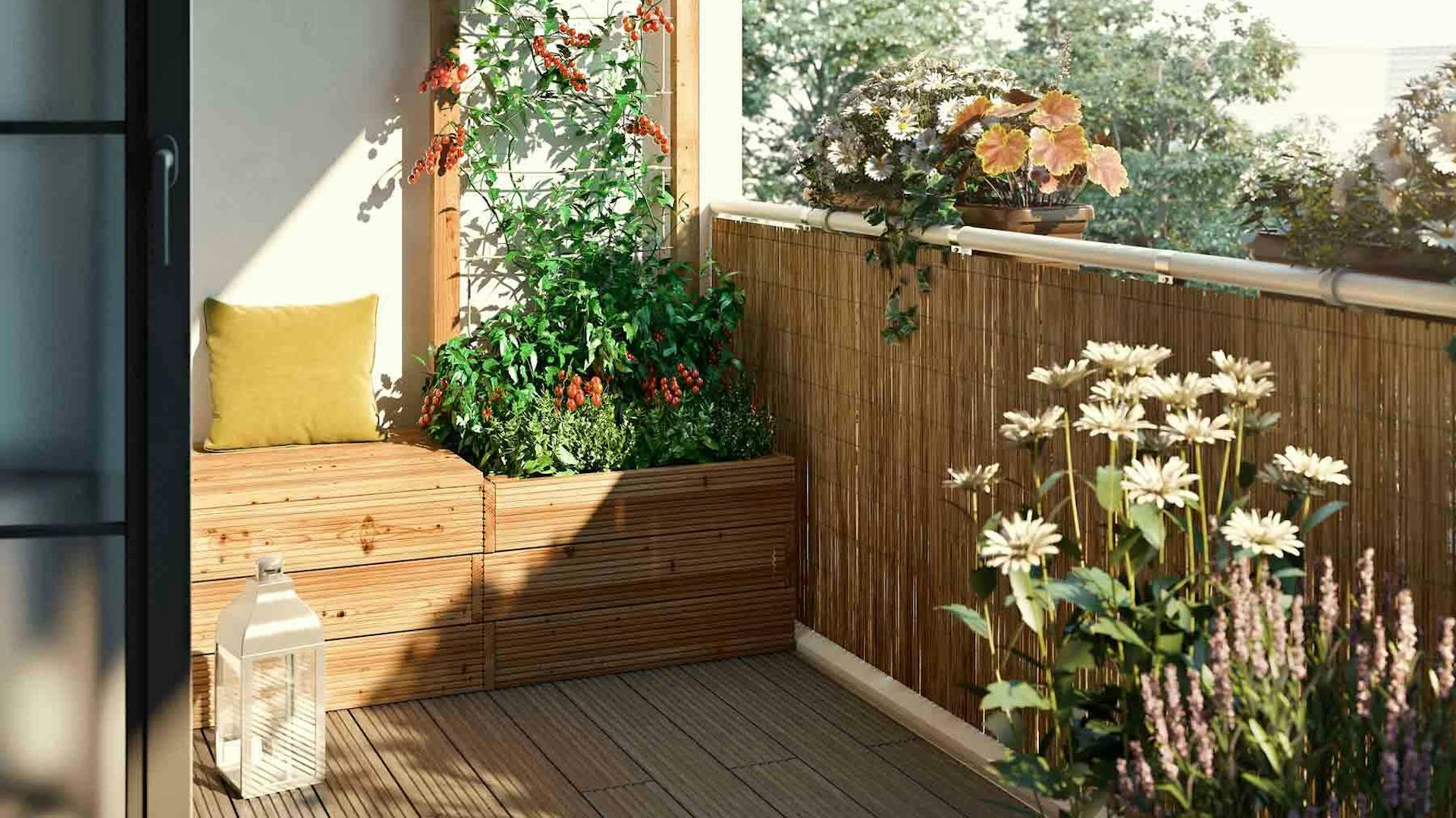 Panca fai da te in legno con contenitore e aiuola rialzata sul balcone