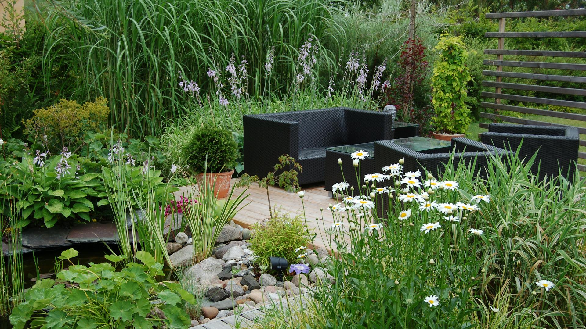 Sitzplatz im Garten am Teich