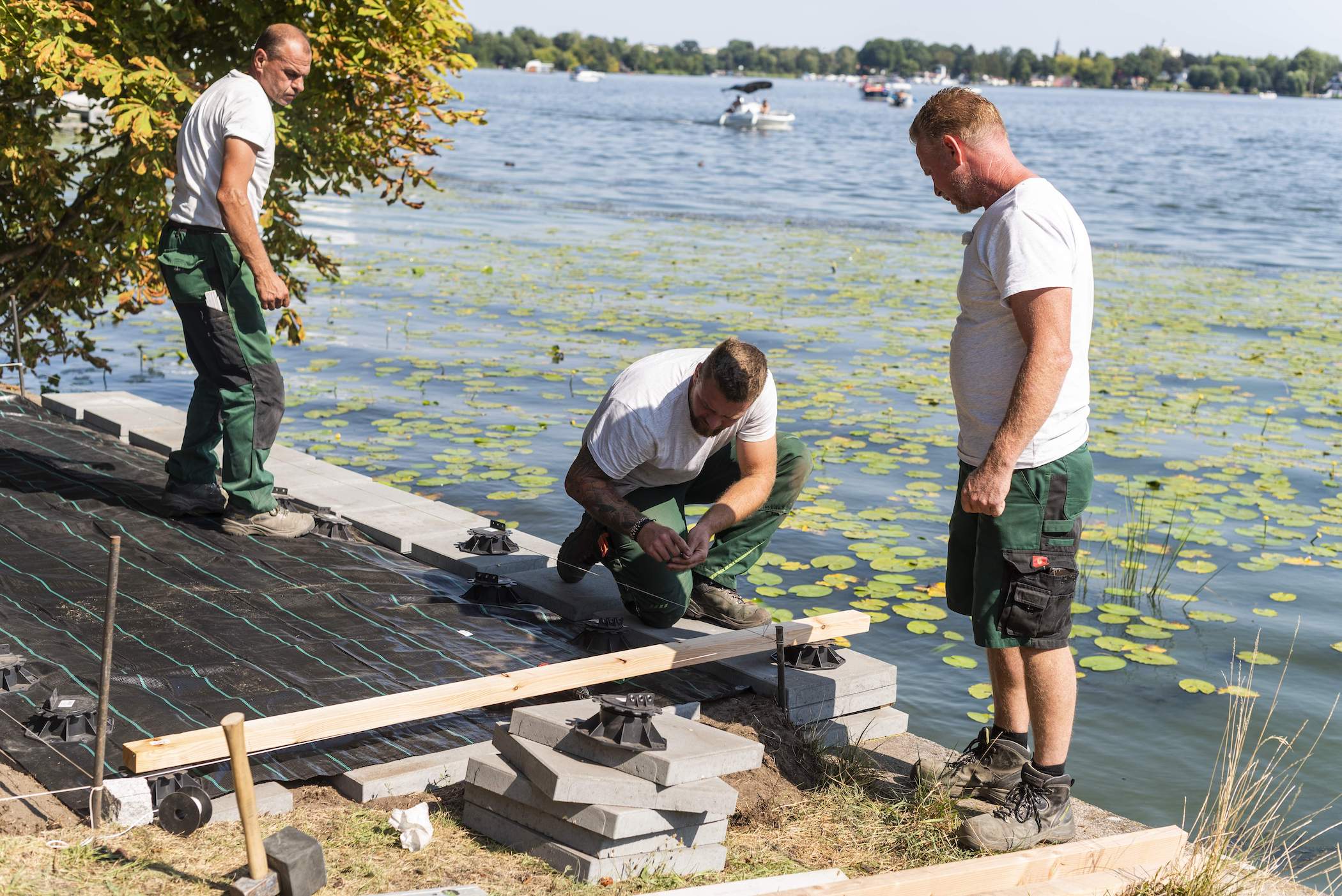 Eine Terrassen-Unterkonstruktion wird verlegt.