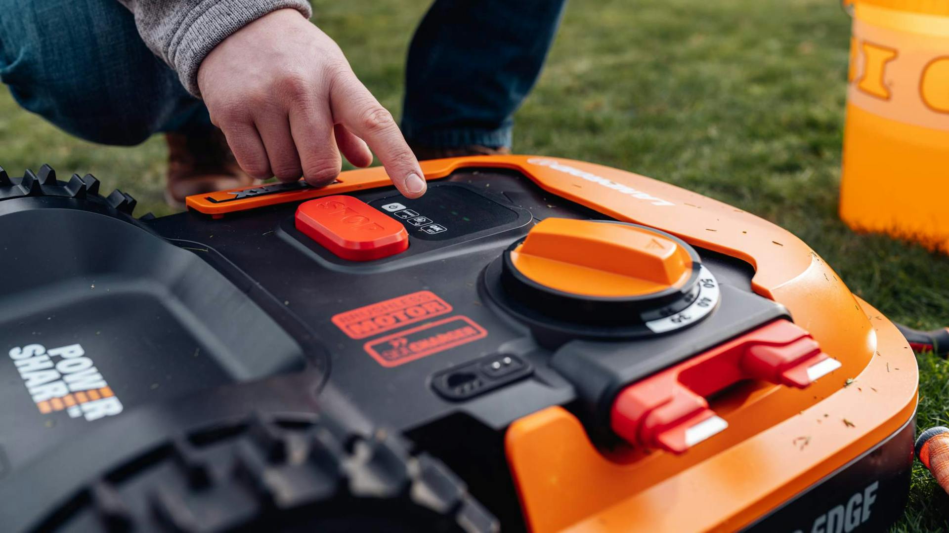 Un uomo installa un robot tosaerb