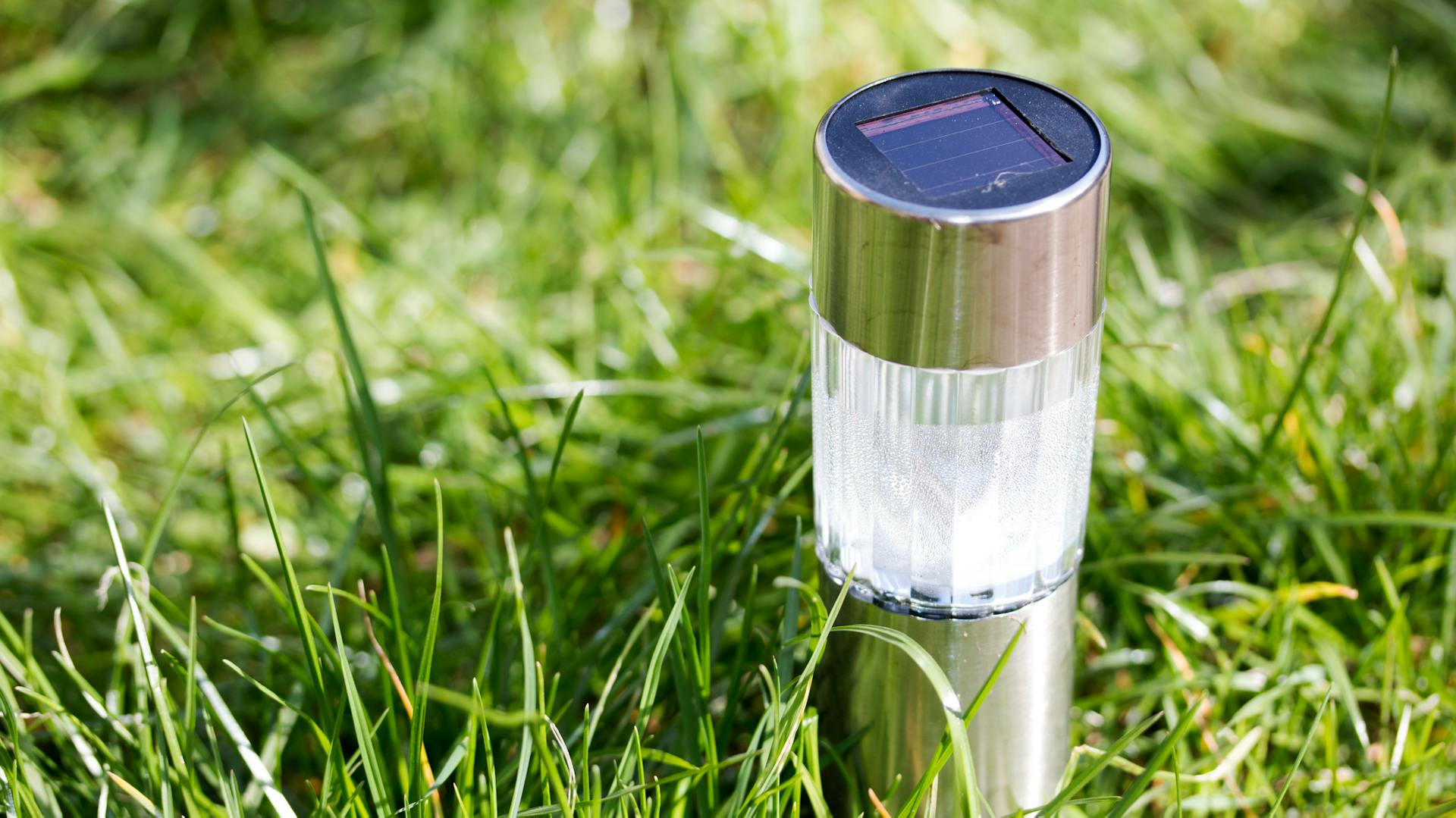 Una luce solare a LED è conficcata nel prato.