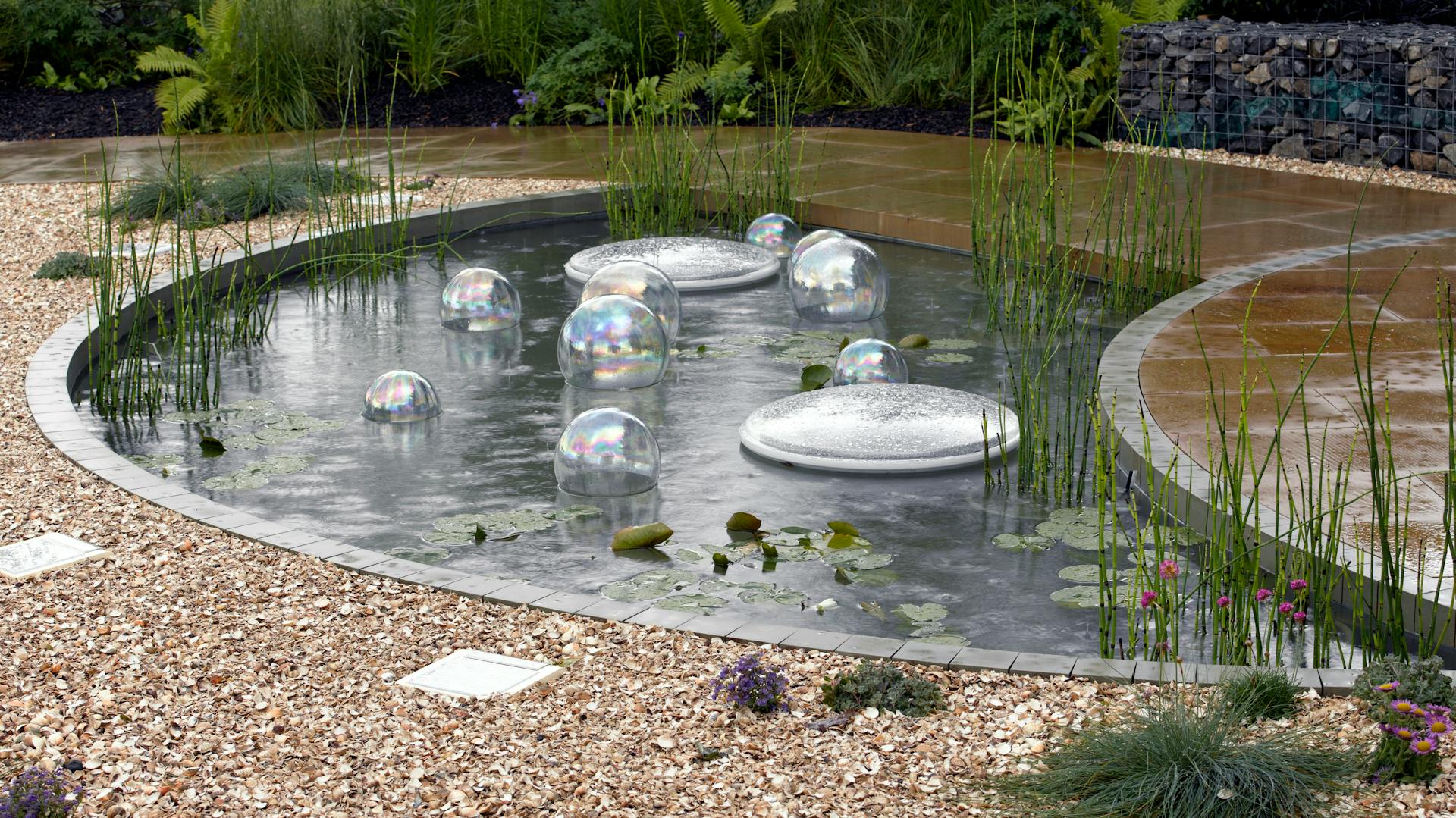 Le luci solari a LED galleggiano nel laghetto del giardino.