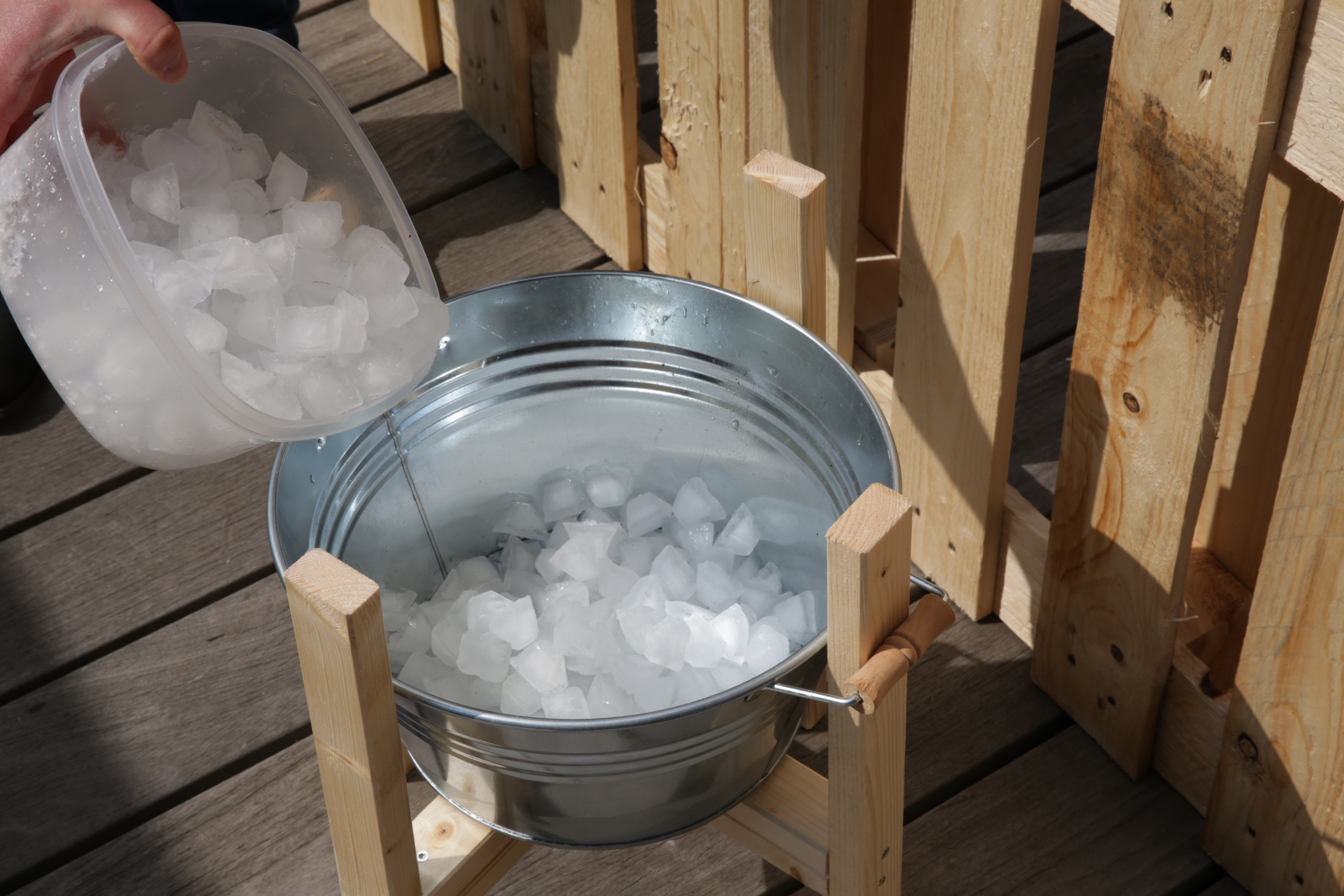 Do chladničky na nápoje sa nasype ľad