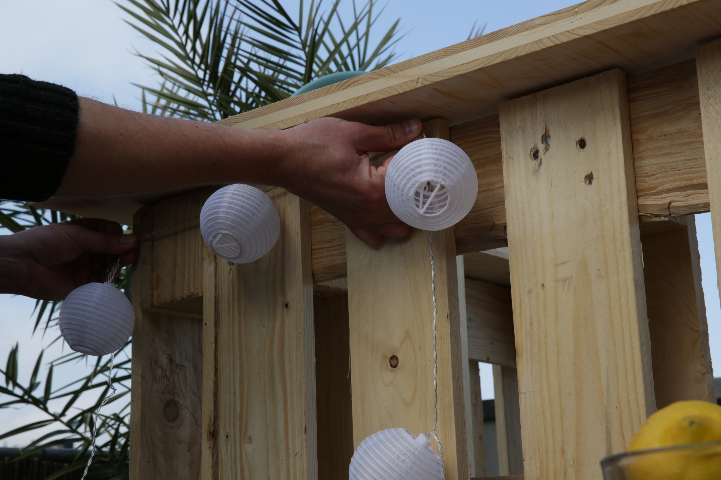 Ručne zavesené rozprávkové svetlá na pulte