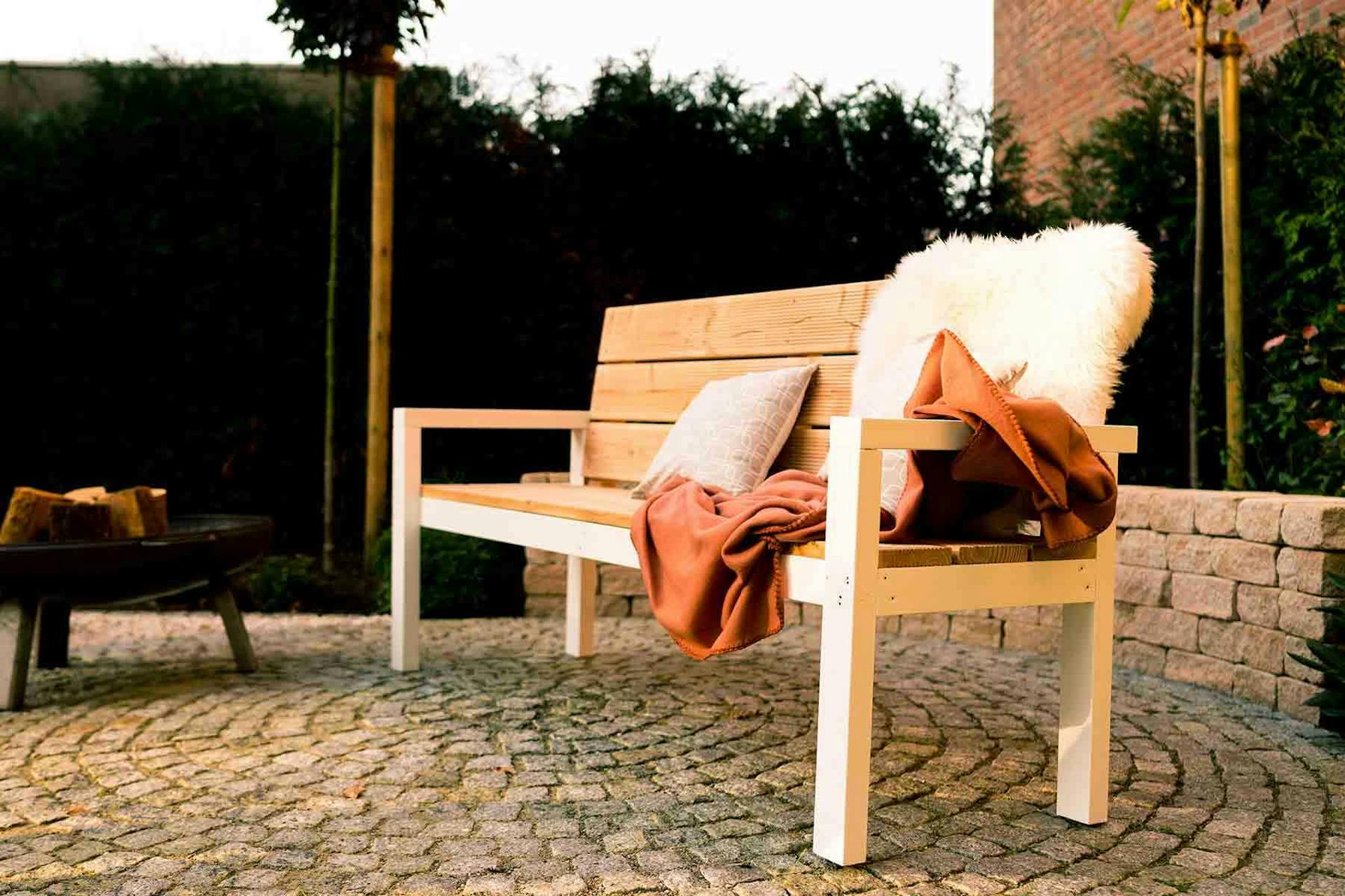 Gartenbank Georg mit Kissen und Decke