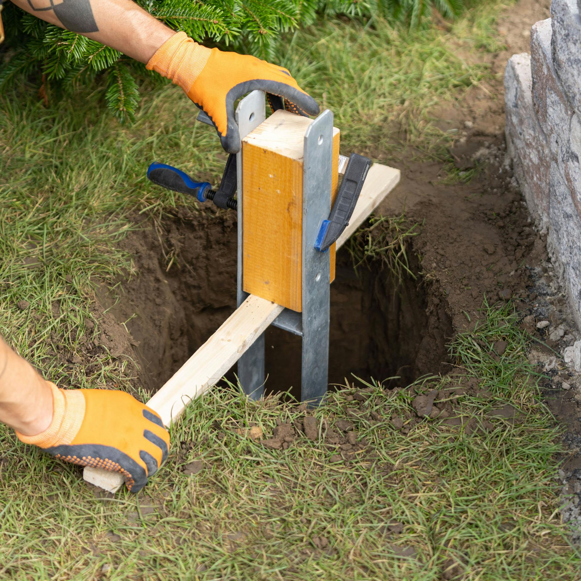 H-Anker wird mit einer Dachlatte im Loch fixiert