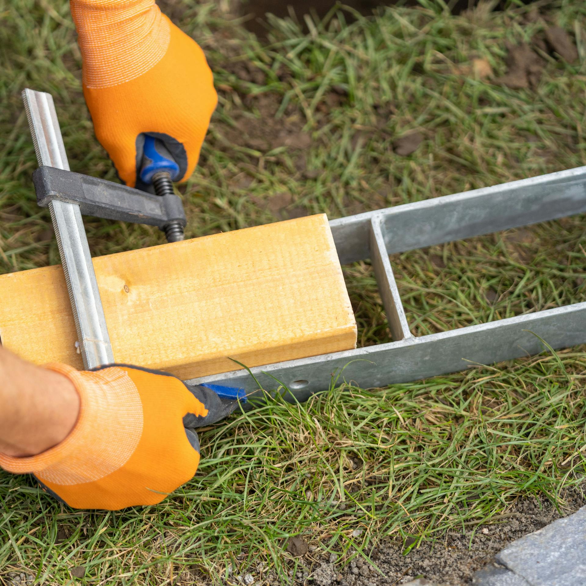 Holzbalken wird in einen H-Anker gespannt