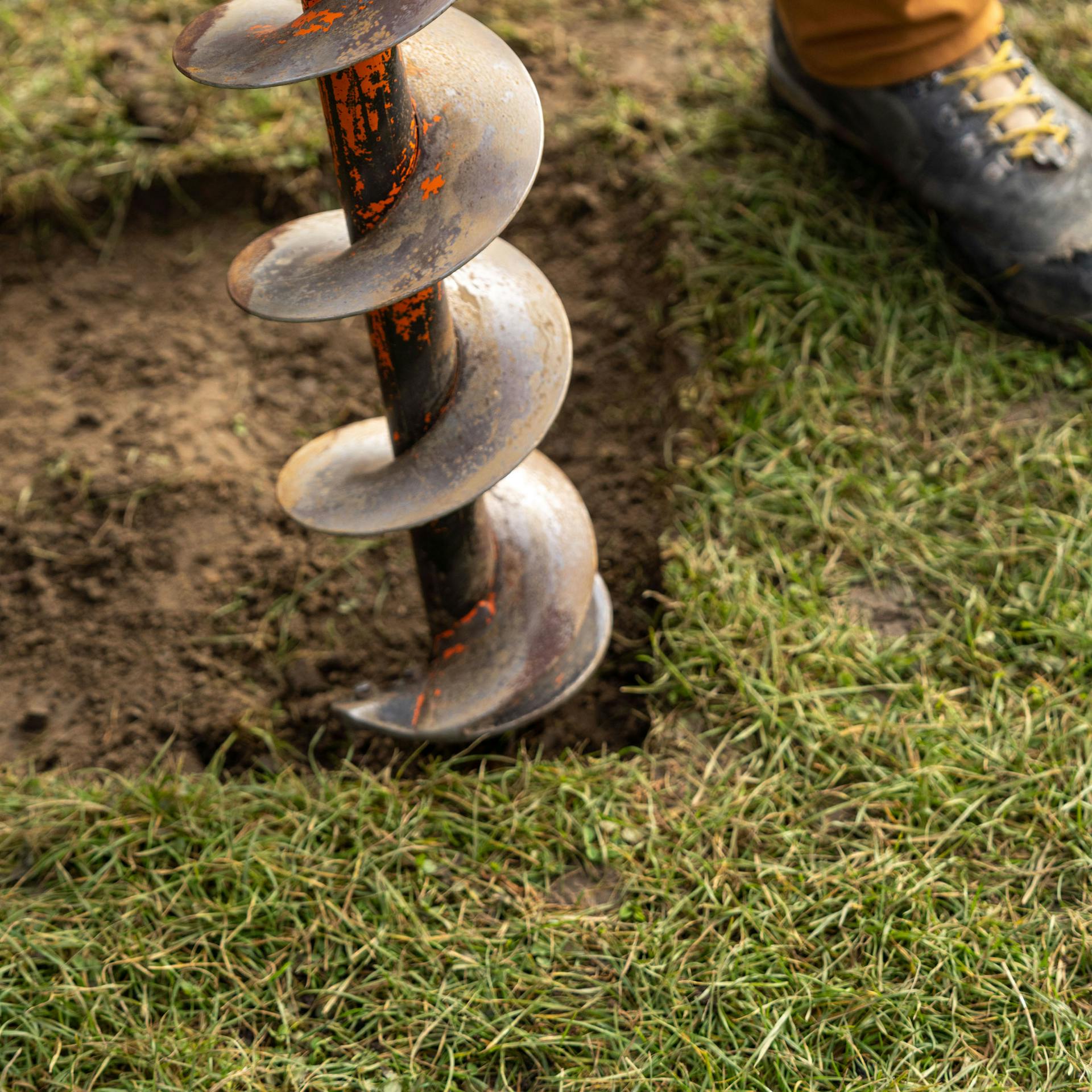 Ein Erdbohrer im Boden