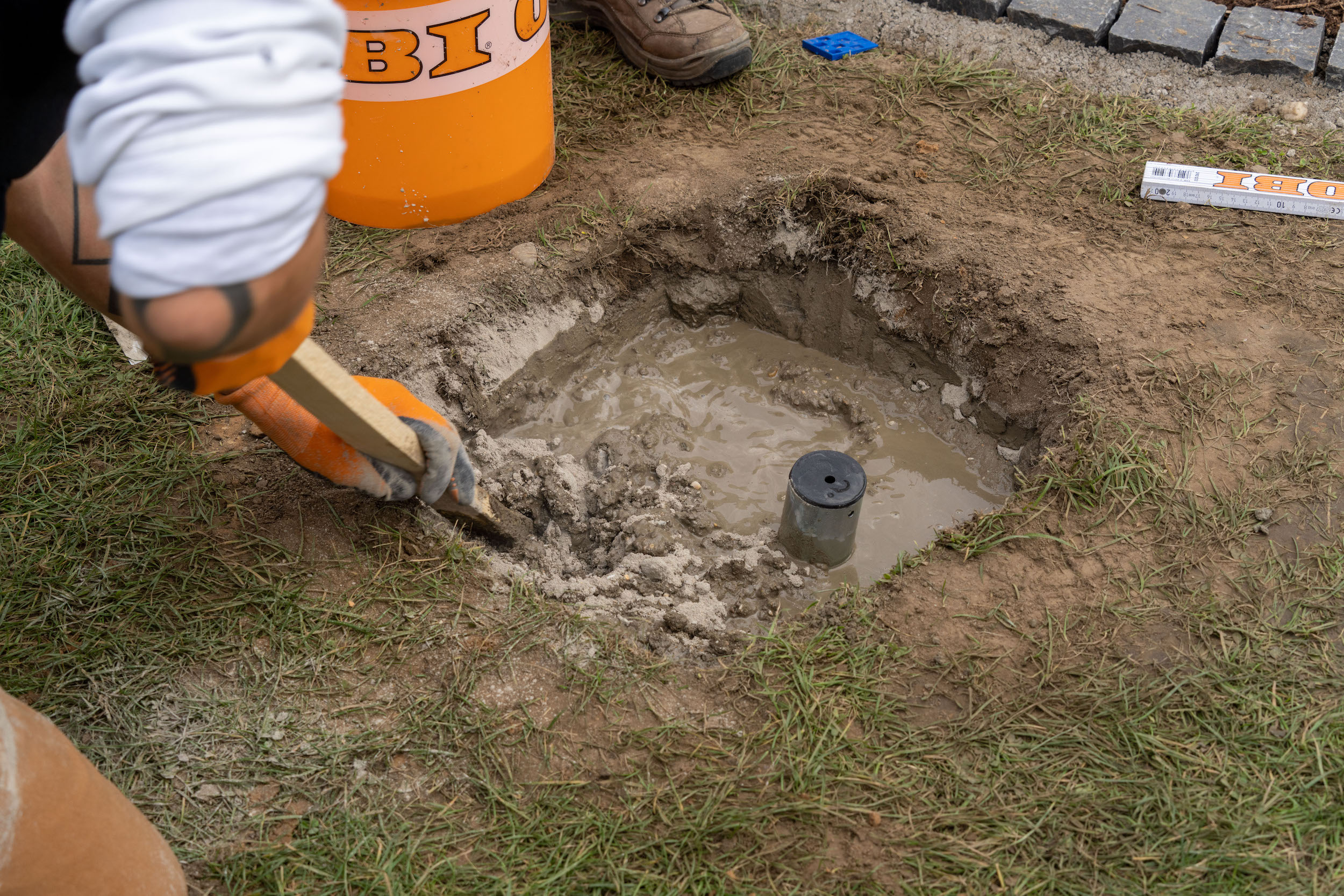 Beton beöntése a földben lévő gödörbe