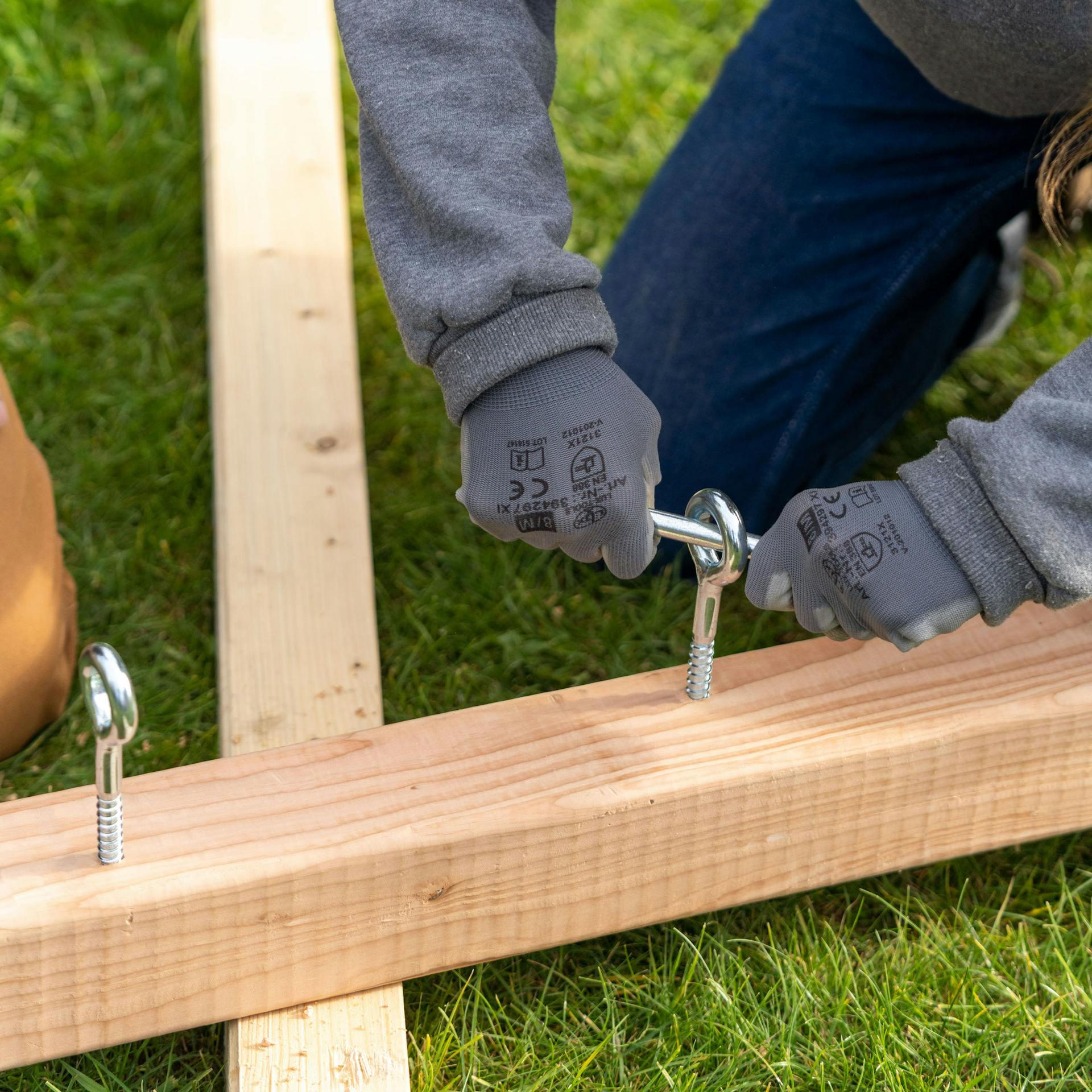 Ösen werden in einen Holzbalken gedreht