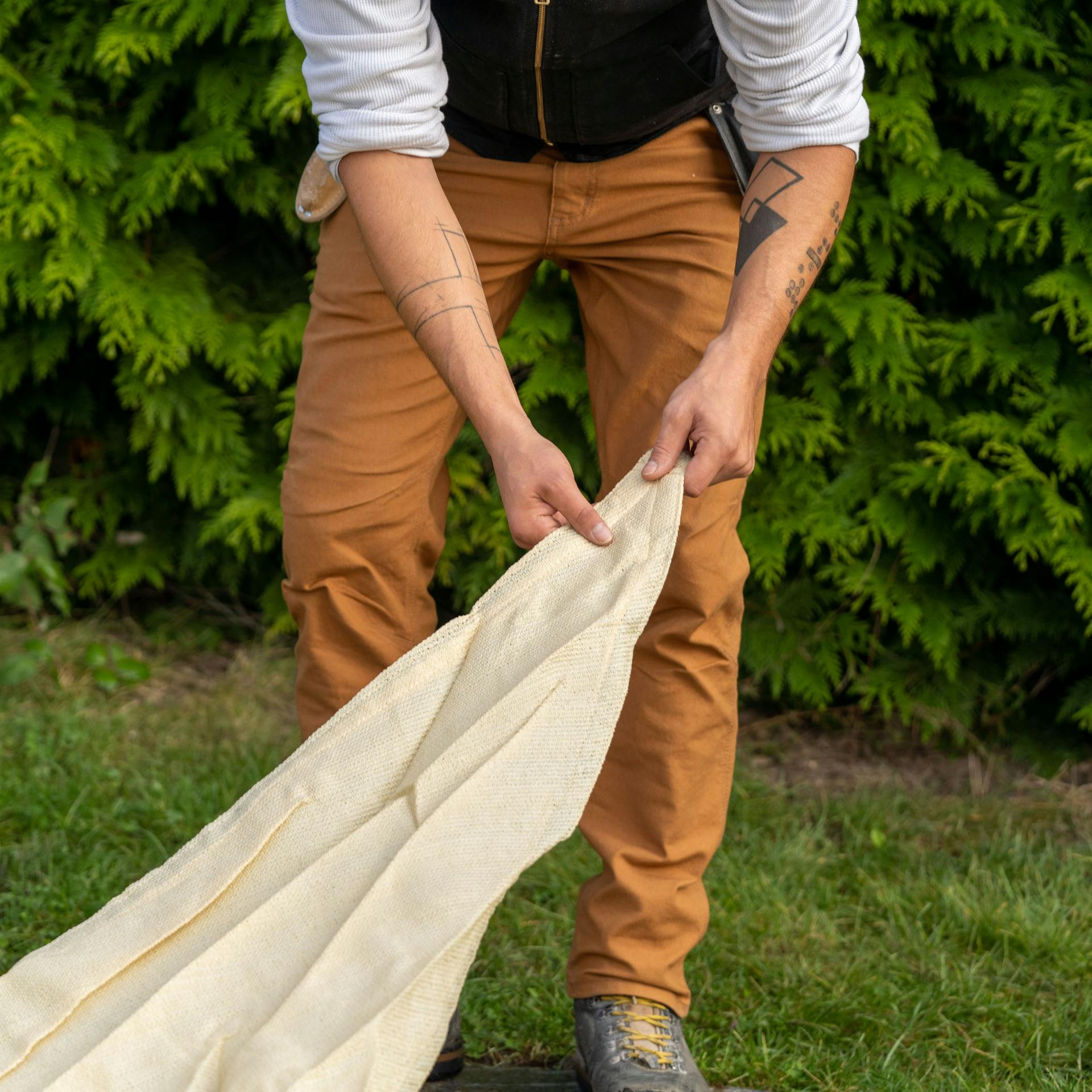 Mann hält Sonnensegel an einer Ecke fest