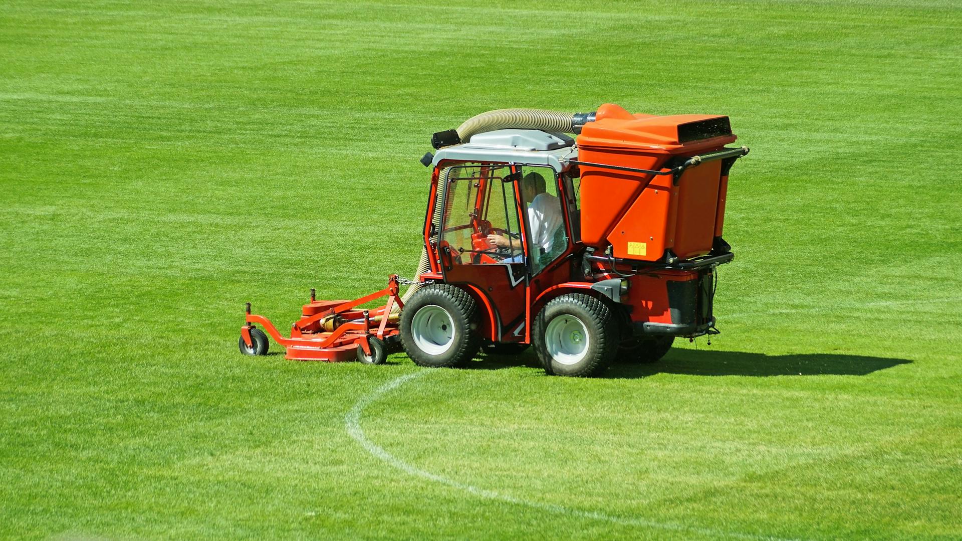 Aufsitzmäher im Stadion
