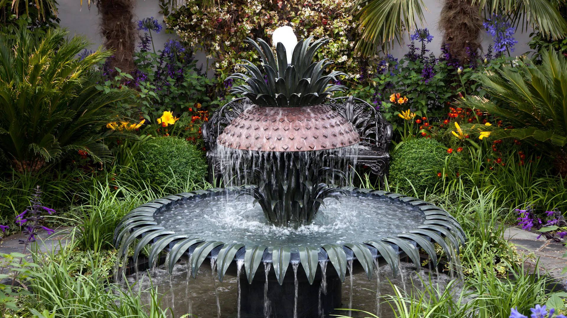 Fontána ve tvaru ananasu na zahradě