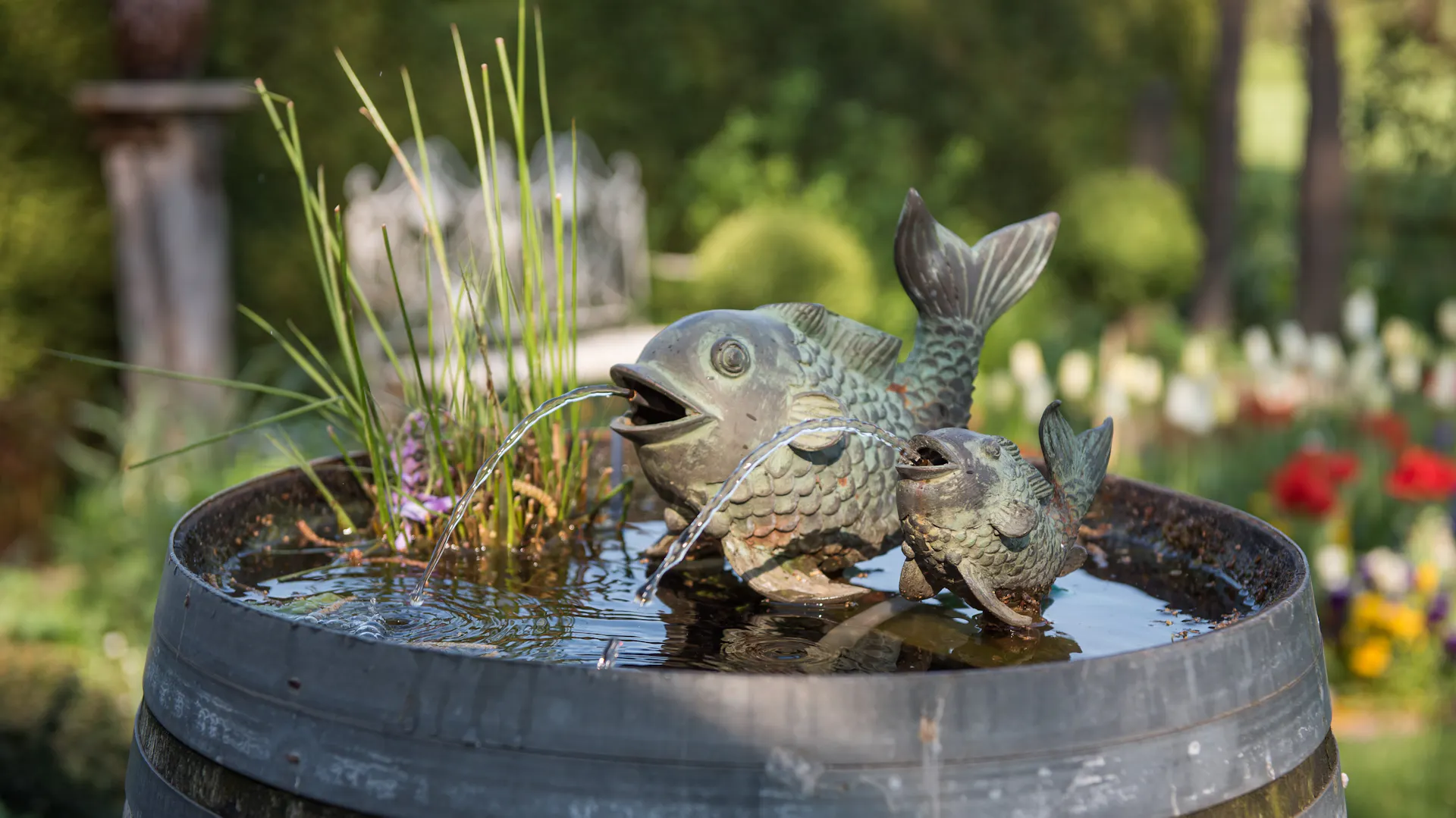 Dřevěný sud se dvěma rybami chrlícími vodu.