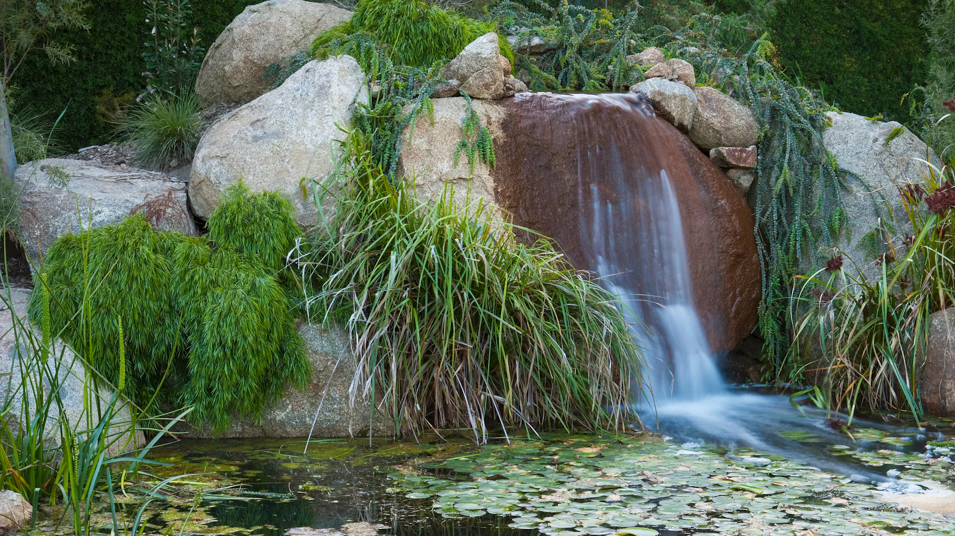 Malý vodopád na zahradě.