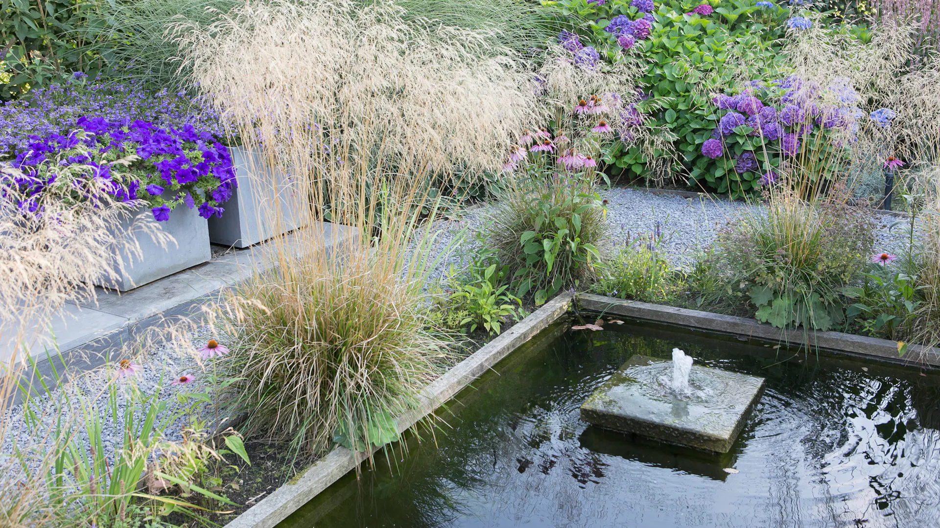 Vodní prvek ve velkém zahradním jezírku.