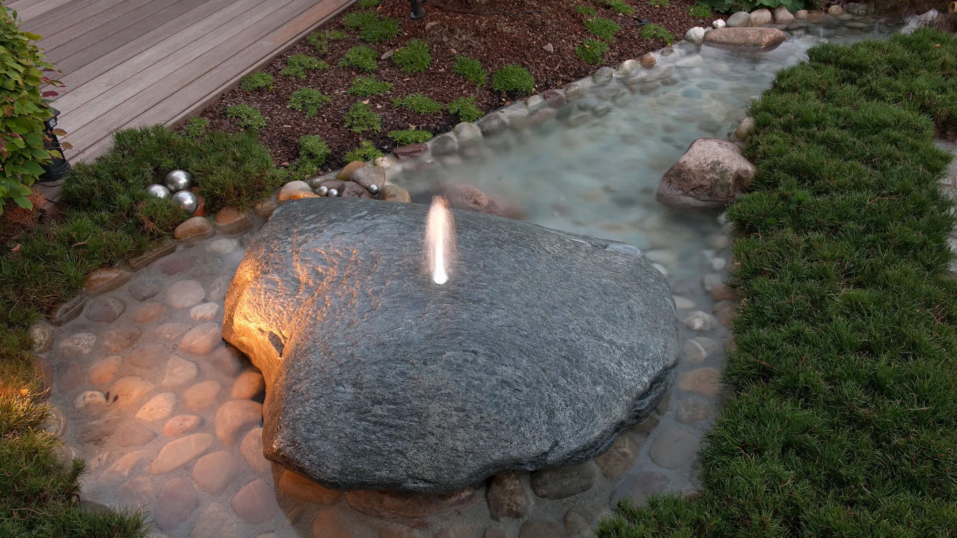 Osvětlená fontána v noci.