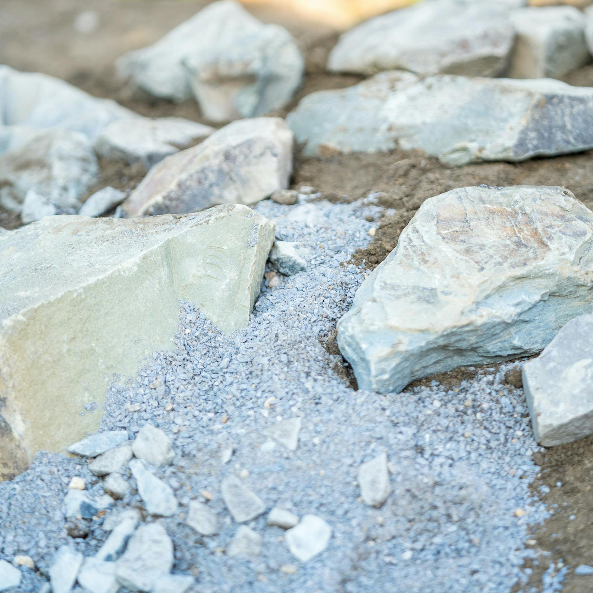 Rôzne kamene usporiadané do skalky