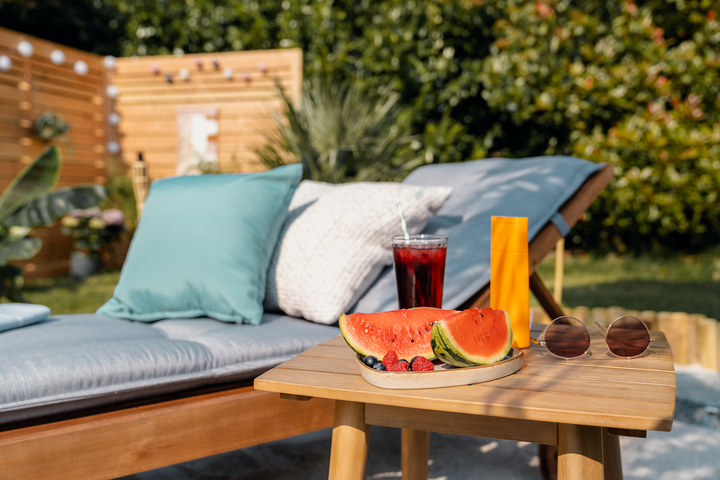 Obst und Getränke neben Sonnenliege im Strandkasten
