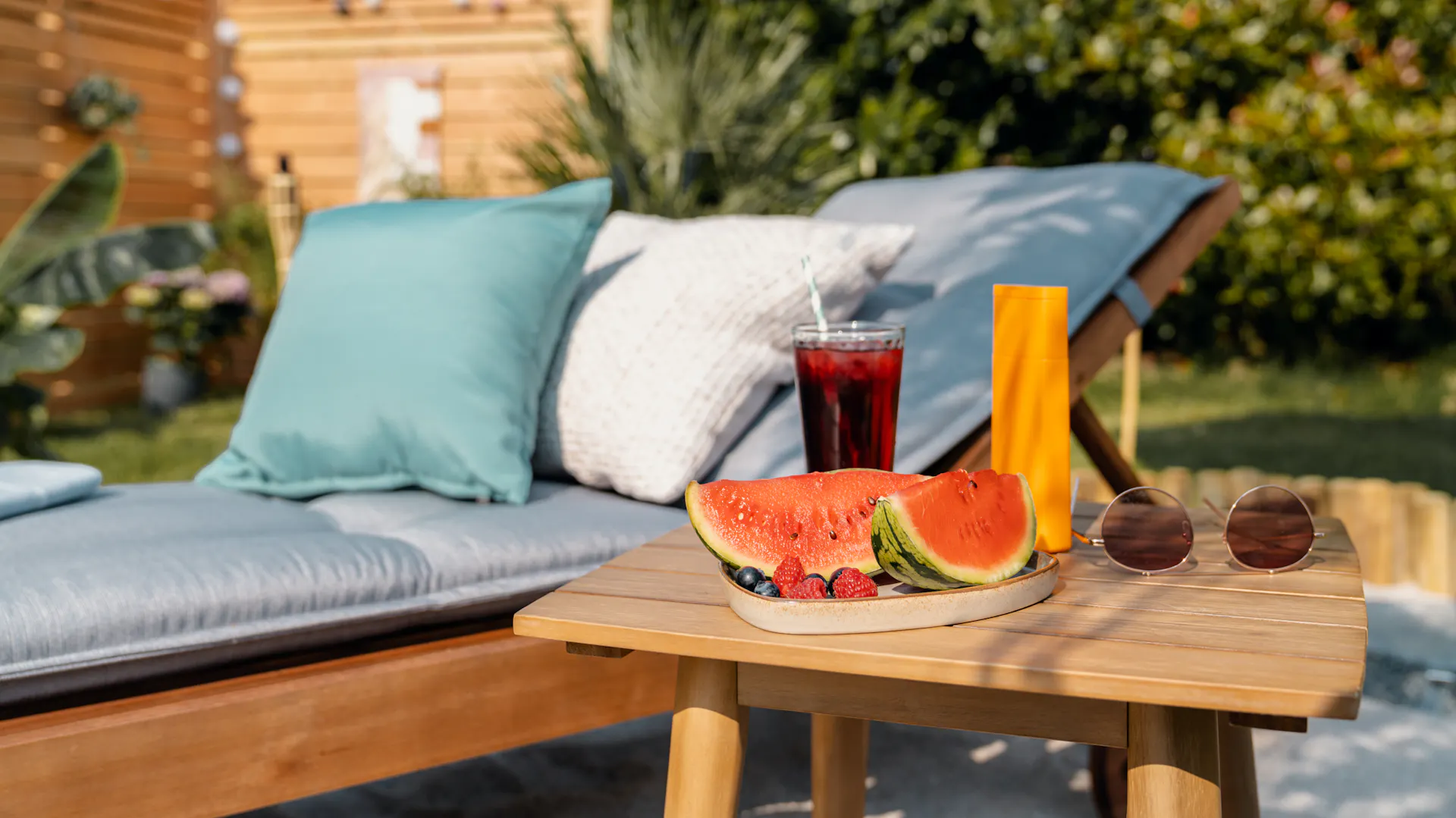 Obst und Getränke neben Sonnenliege im Strandkasten
