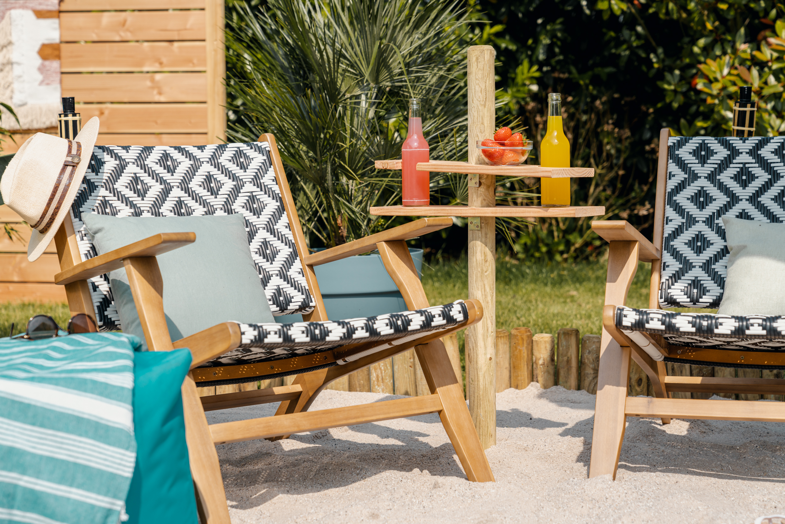 Stühle und Getränkehalter im Strandkasten