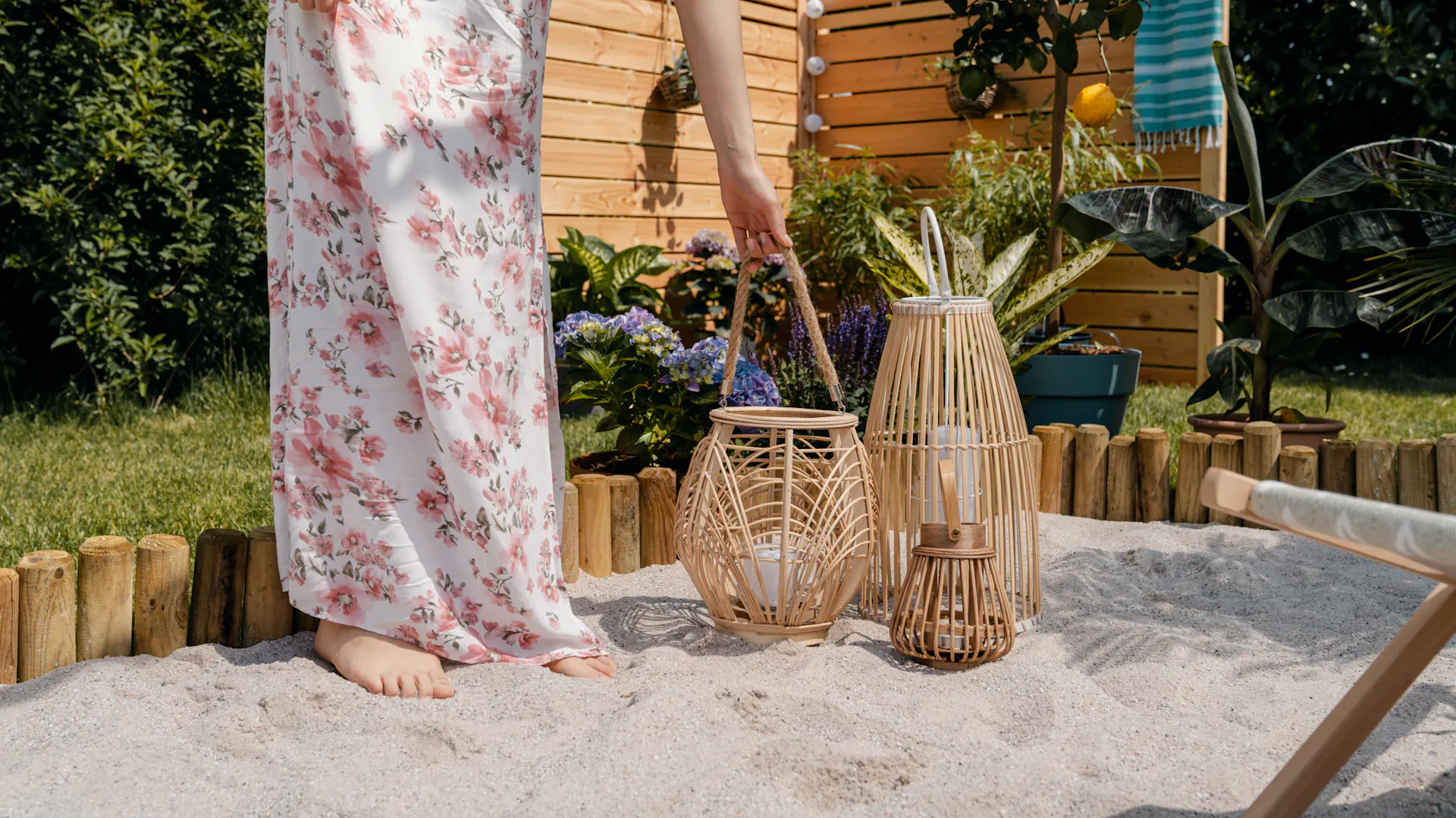 Laternen mit Kerzen werden im Strandkasten platziert
