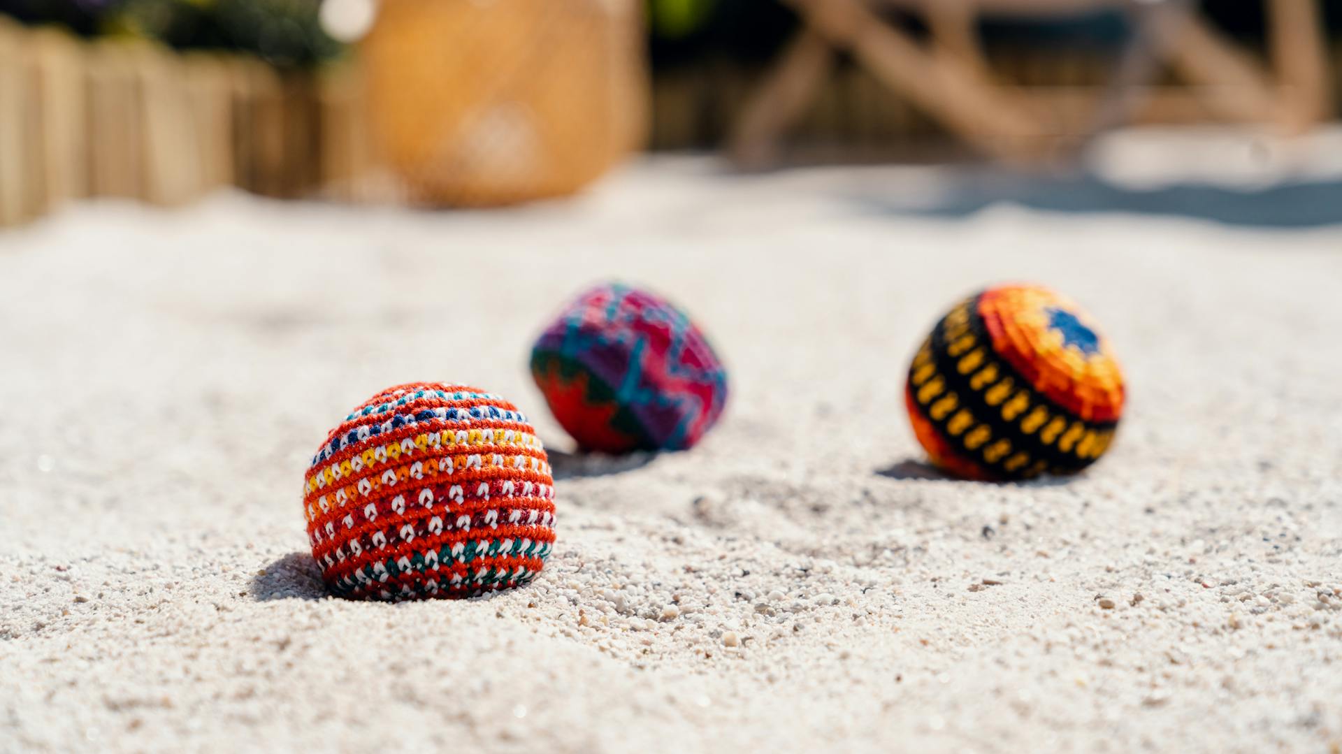 Hacky-Sack Kugeln im Sand.