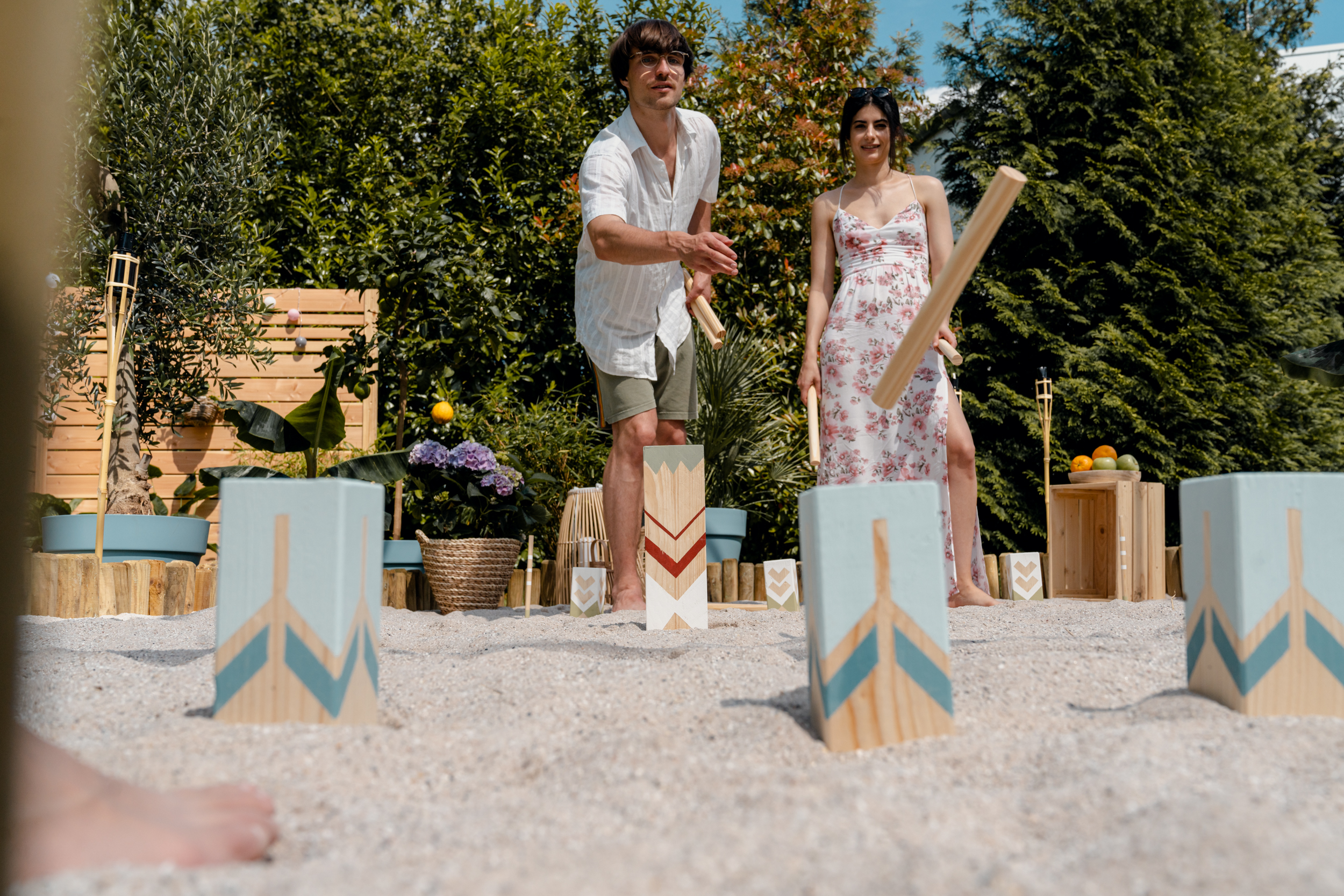 Amici giocano a kubb sulla sabbia.